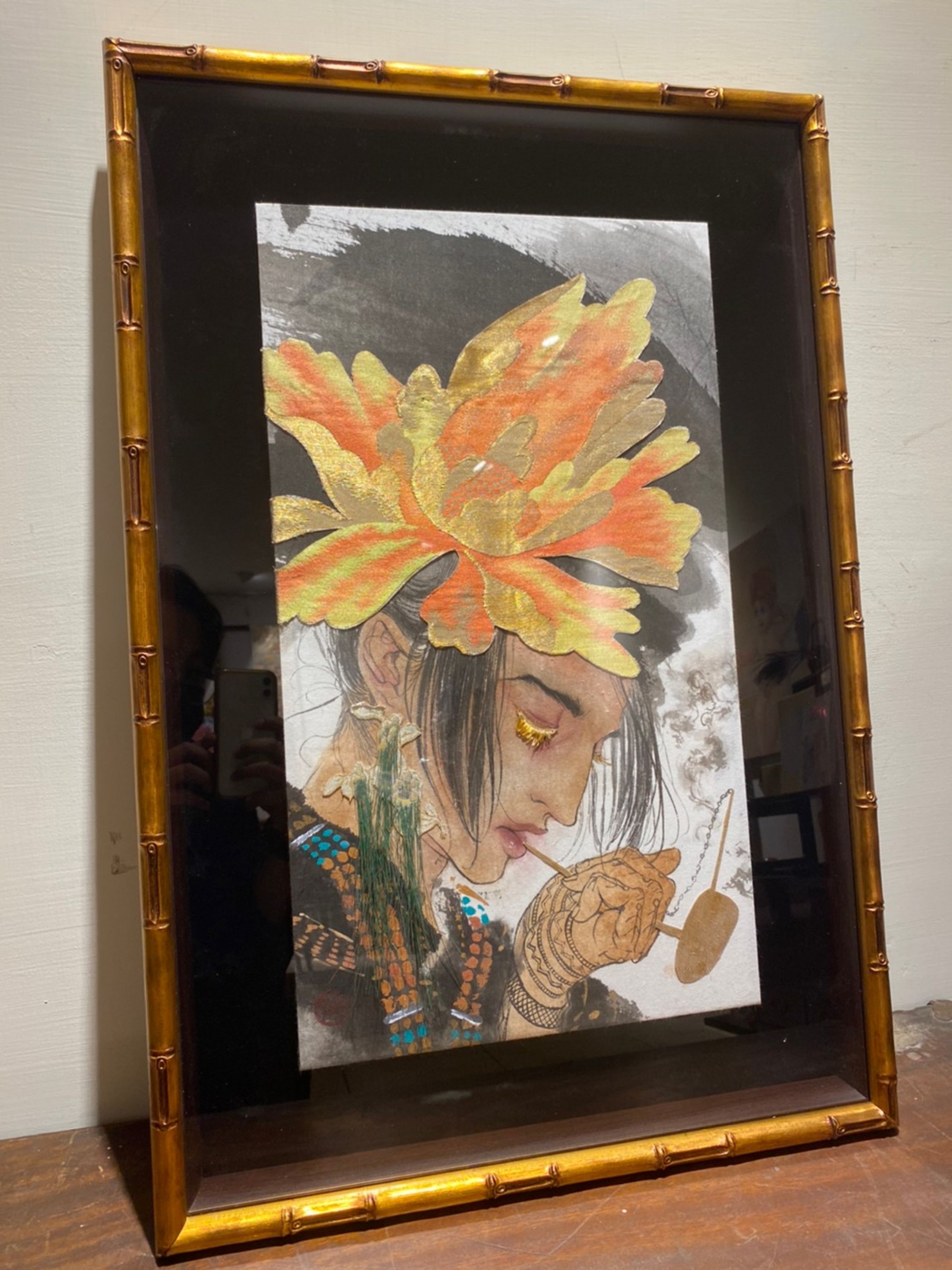 葉羽桐作品「排灣族女巫」，主要是以和服西陣織的布料進行剪貼，與水墨畫作結合。（葉羽桐提供）