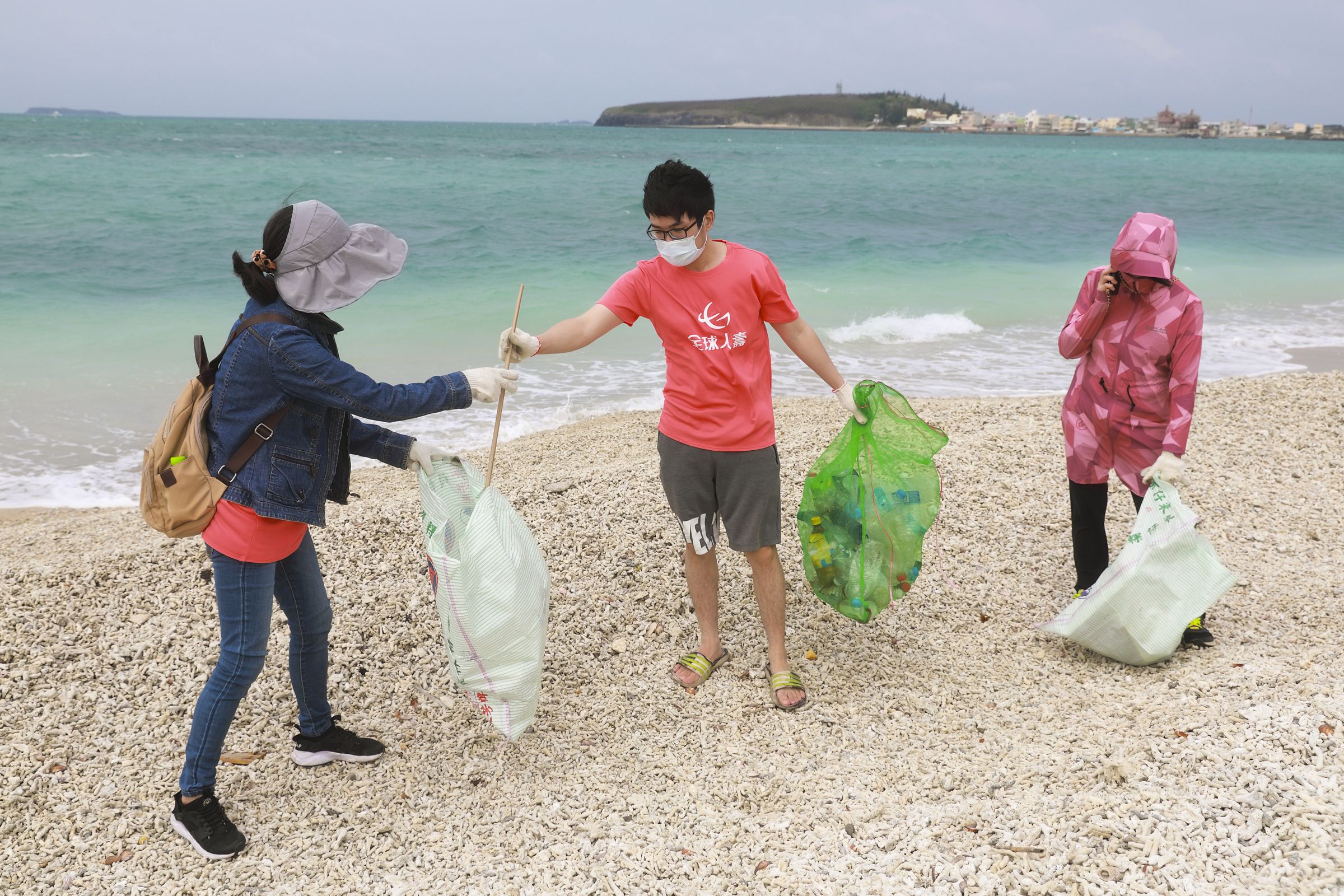 全球人壽第一場公益淨灘活動,於5月11日在澎湖白坑沙灘舉行,員工們也帶著眷屬一同參與,為地球盡一份力。(全球人壽提供)