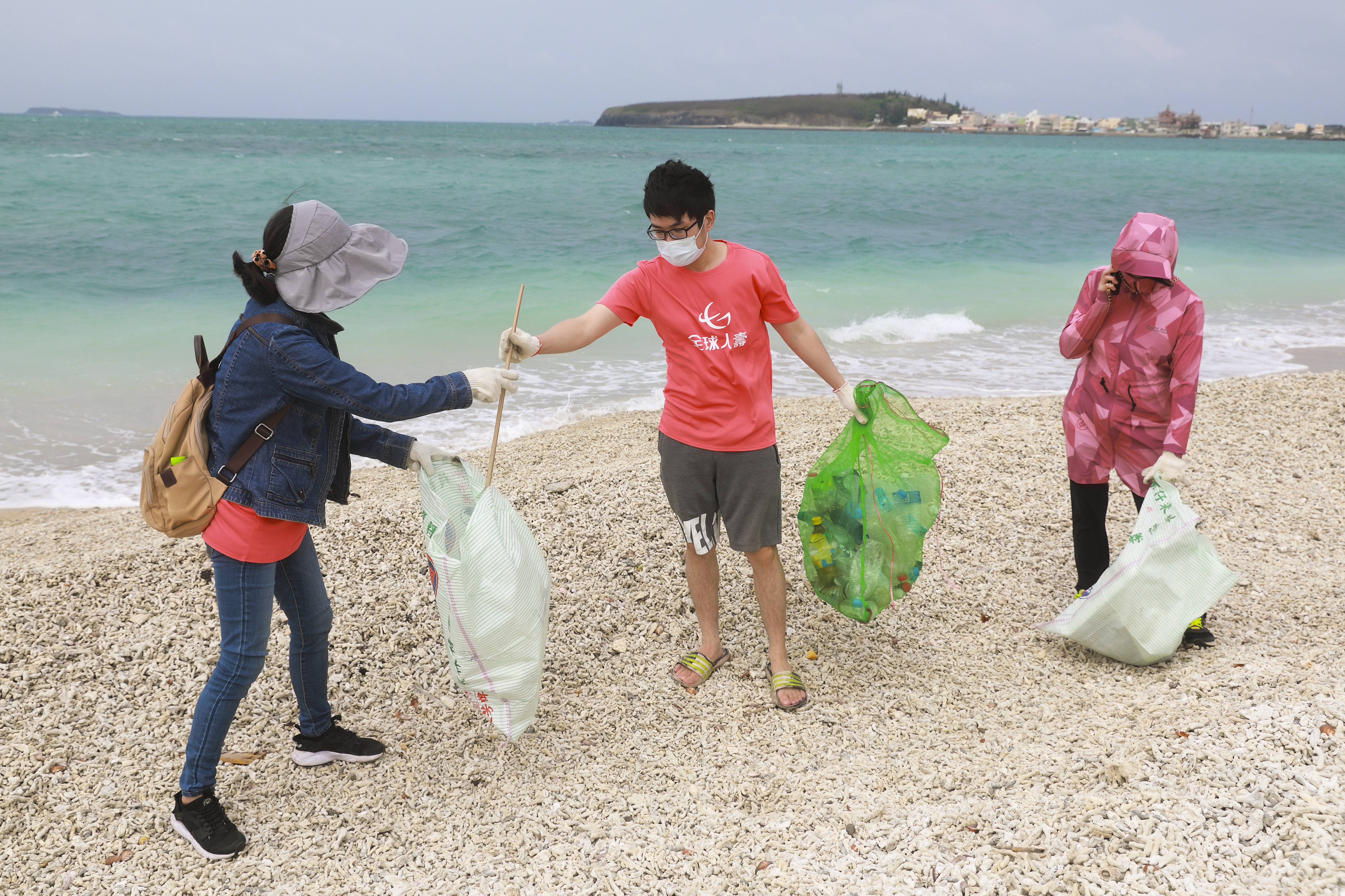 全球人壽第一場公益淨灘活動，於5月11日在澎湖白坑沙灘舉行，員工們也帶著眷屬一同參與，為地球盡一份力。（全球人壽提供）