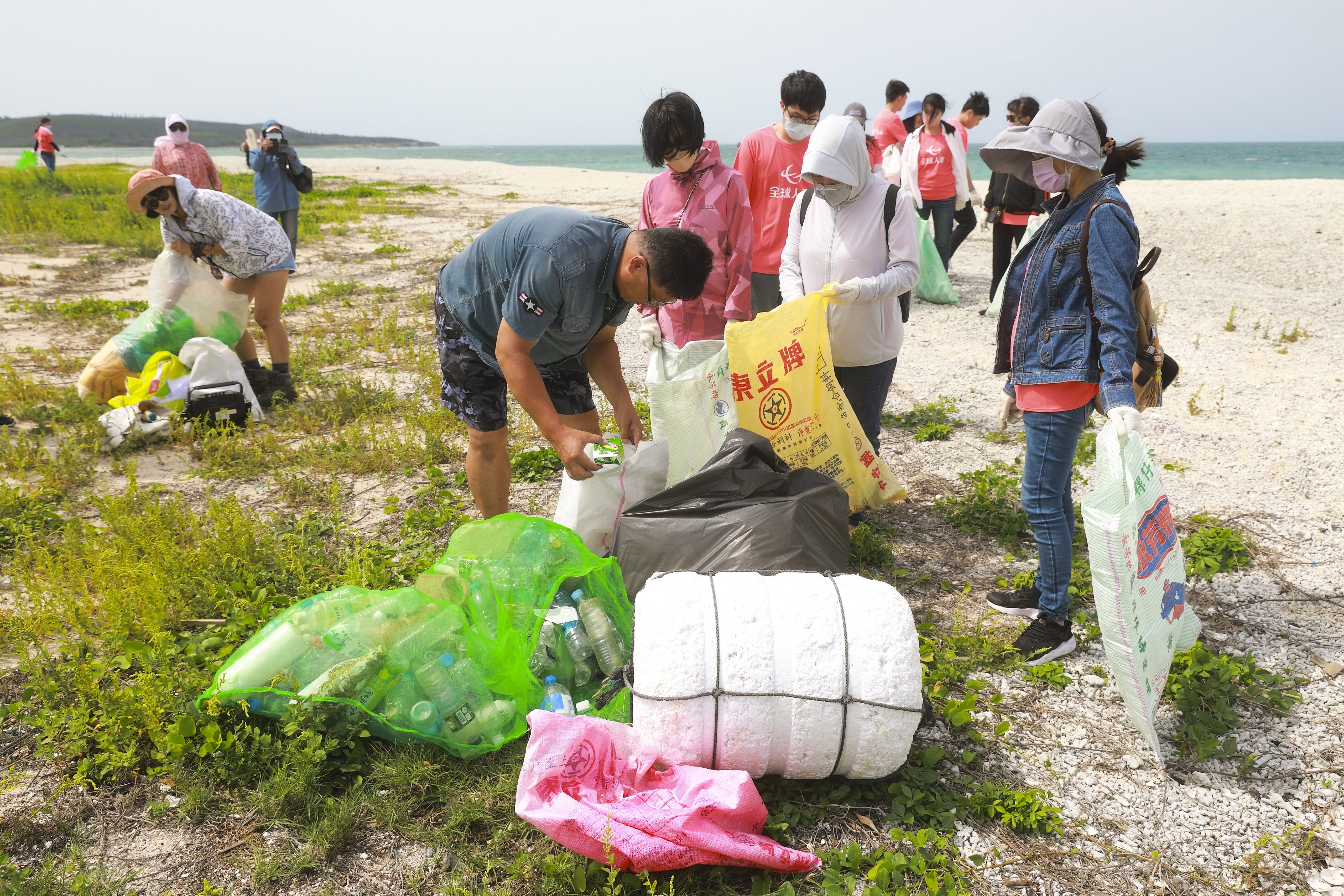 全球人壽在澎湖白坑沙灘，清理了整整83KG的垃圾。（全球人壽提供）