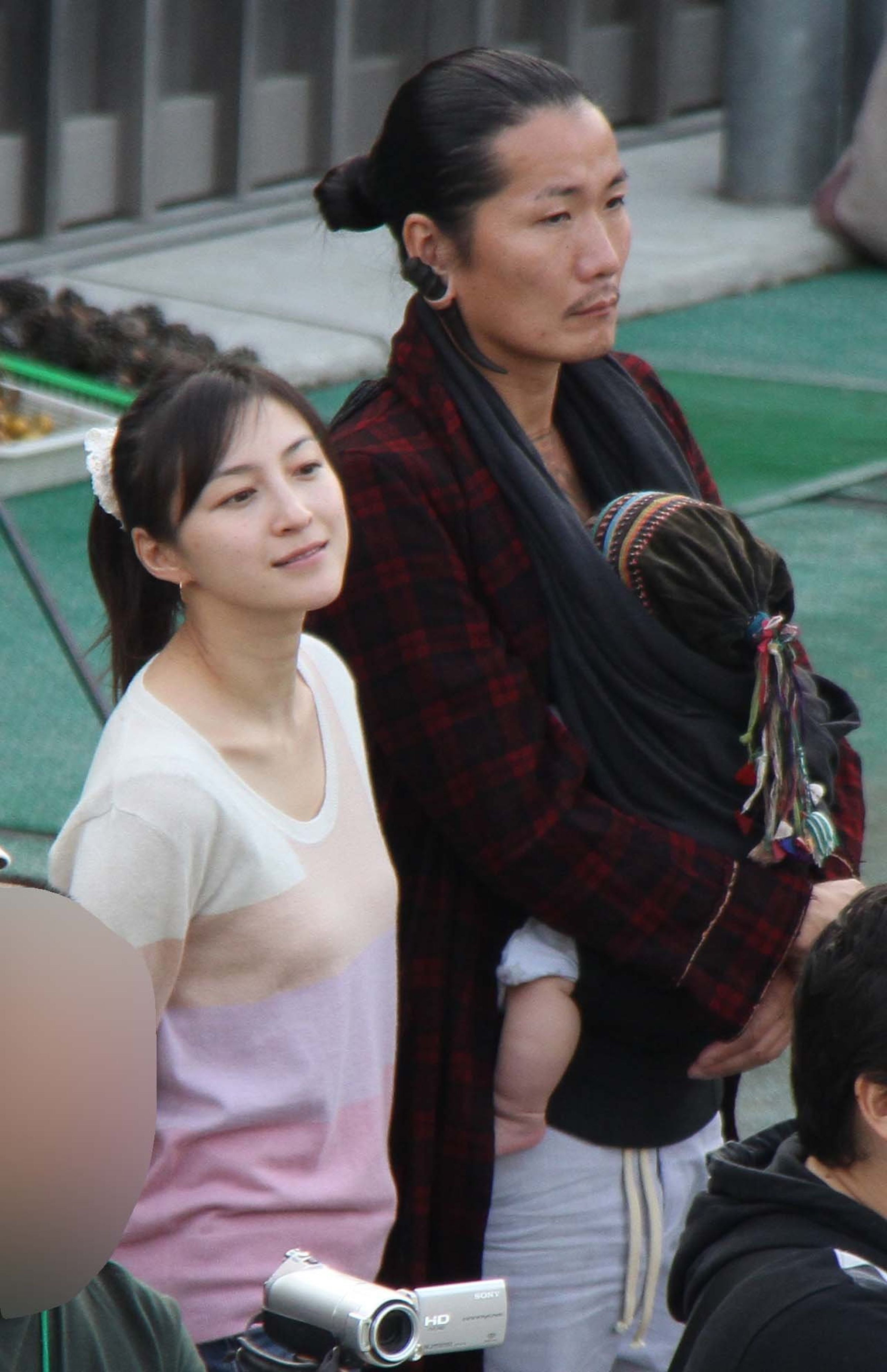 廣末涼子（左）2010年與Candle JUN再婚，曾被拍到JUN揹著小孩和廣末一起外出。（翻攝自《週刊女性》）