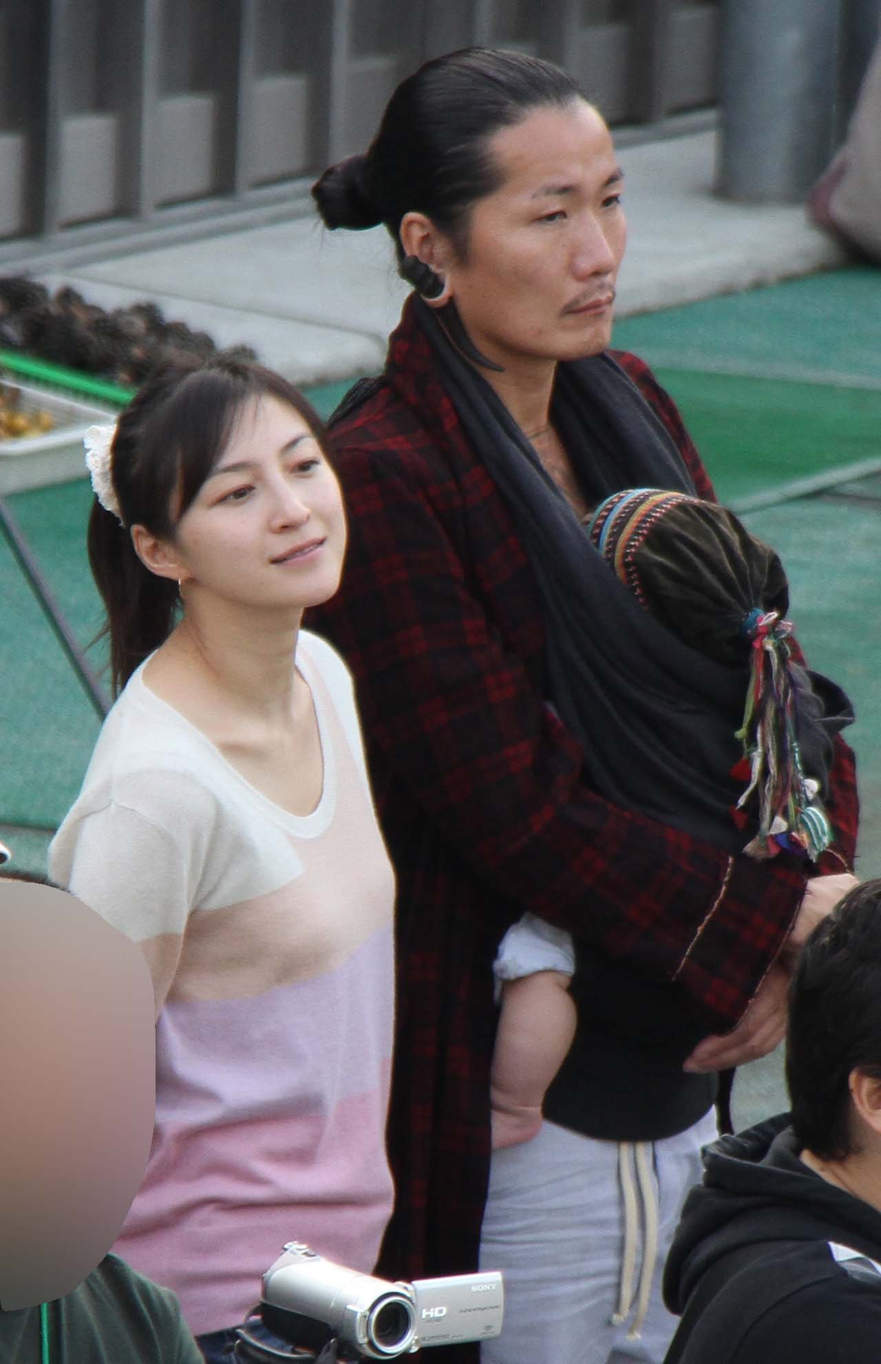 廣末涼子(左)2010年與Candle JUN再婚,曾被拍到JUN揹著小孩和廣末一起外出。(翻攝自《週刊女性》)