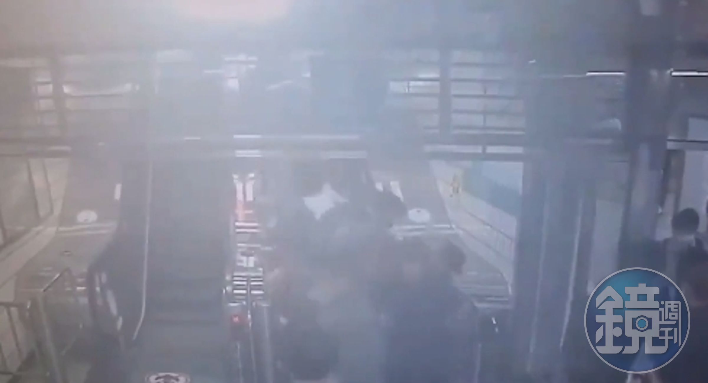 南韓京畿道電鐵站電扶梯驚傳故障，現場情況相當混亂。（翻攝自推特）