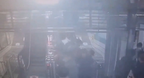 南韓京畿道電鐵站電扶梯驚傳故障，現場情況相當混亂。（翻攝自推特）
