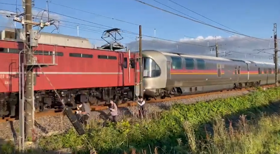 鐵道迷為拍JR豪華臥鋪列車，硬闖軌道不要命！警方展開調查。（翻自推特）