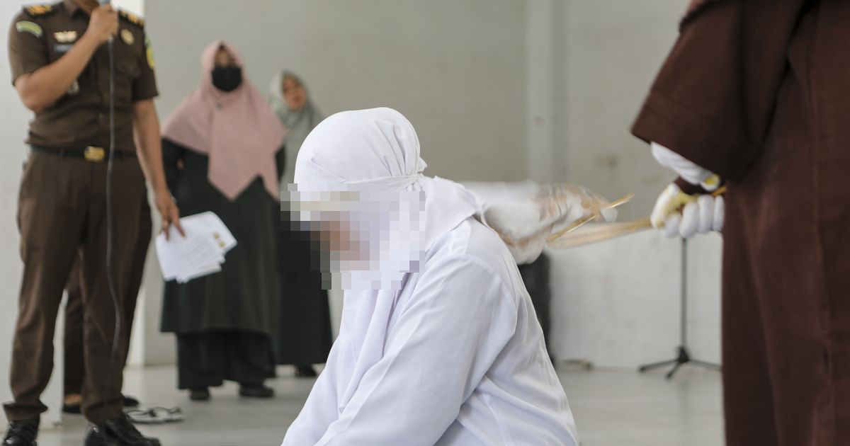 印尼一對情侶因沒有結婚,在車內接吻被宗教警察逮捕,2人各打21下鞭刑。(翻攝自推特@MirrorWorldNews)