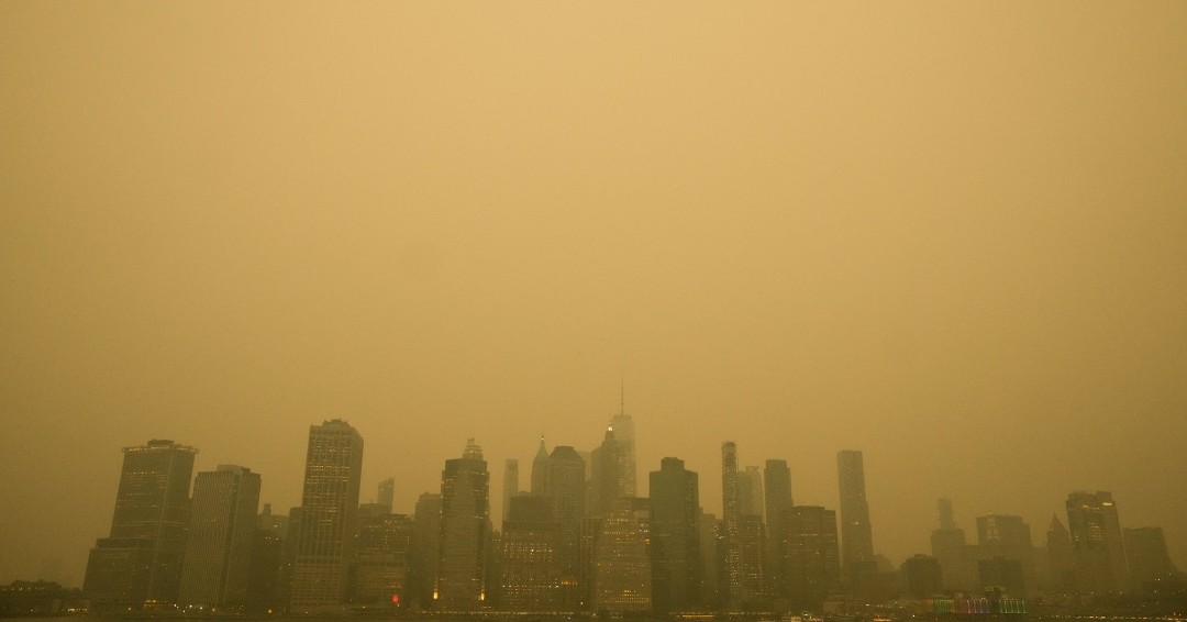 加拿大野火，濃煙飄往美國東北部，造成空氣質量嚴重惡化，紐約市空氣品質指數（AQI）一度飆破400。（翻攝@NYCAging推特）