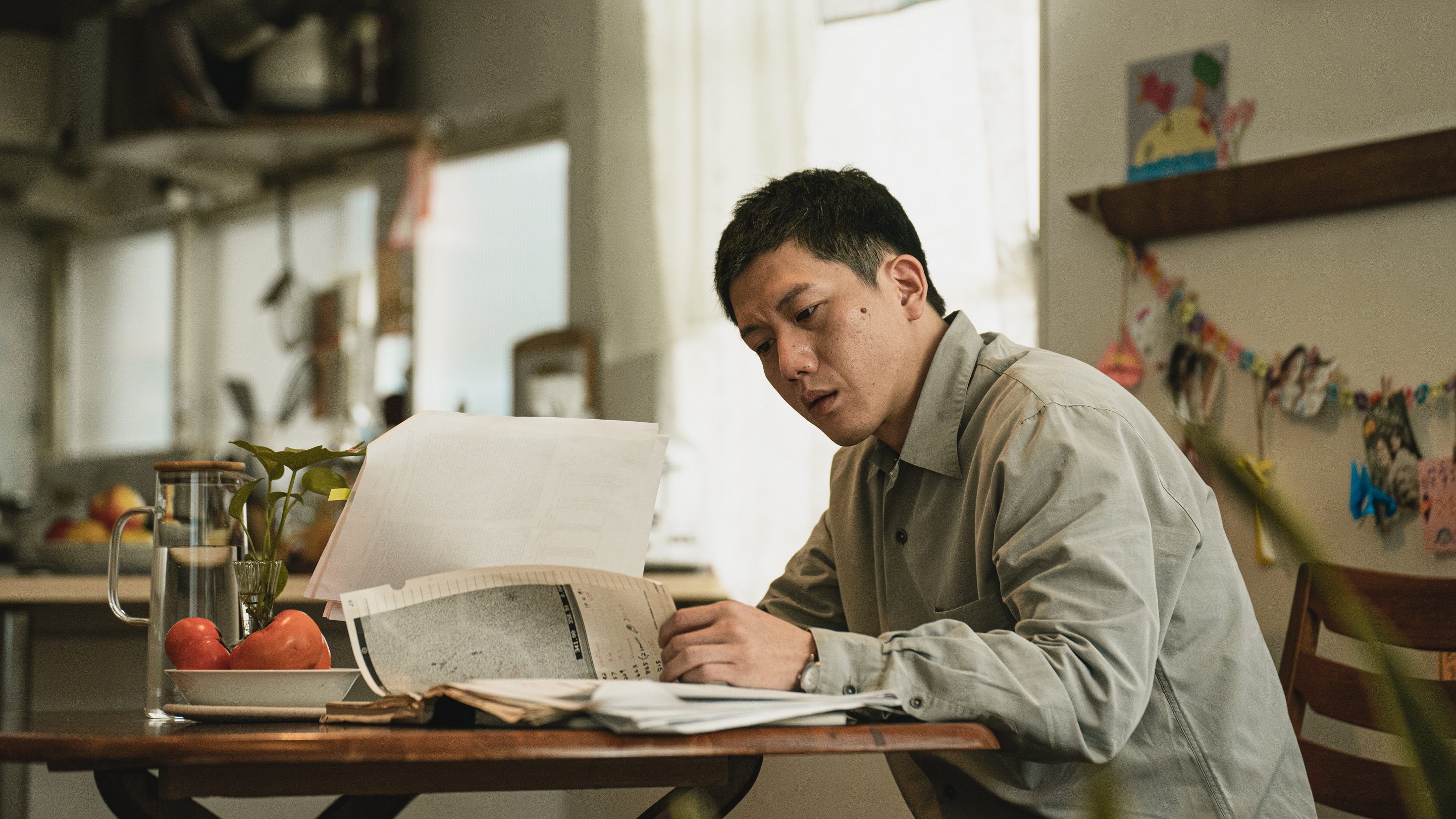 金馬影帝莫子儀在《溟溟》飾演的天文學家,與妻女的關係很疏遠。(華映提供)