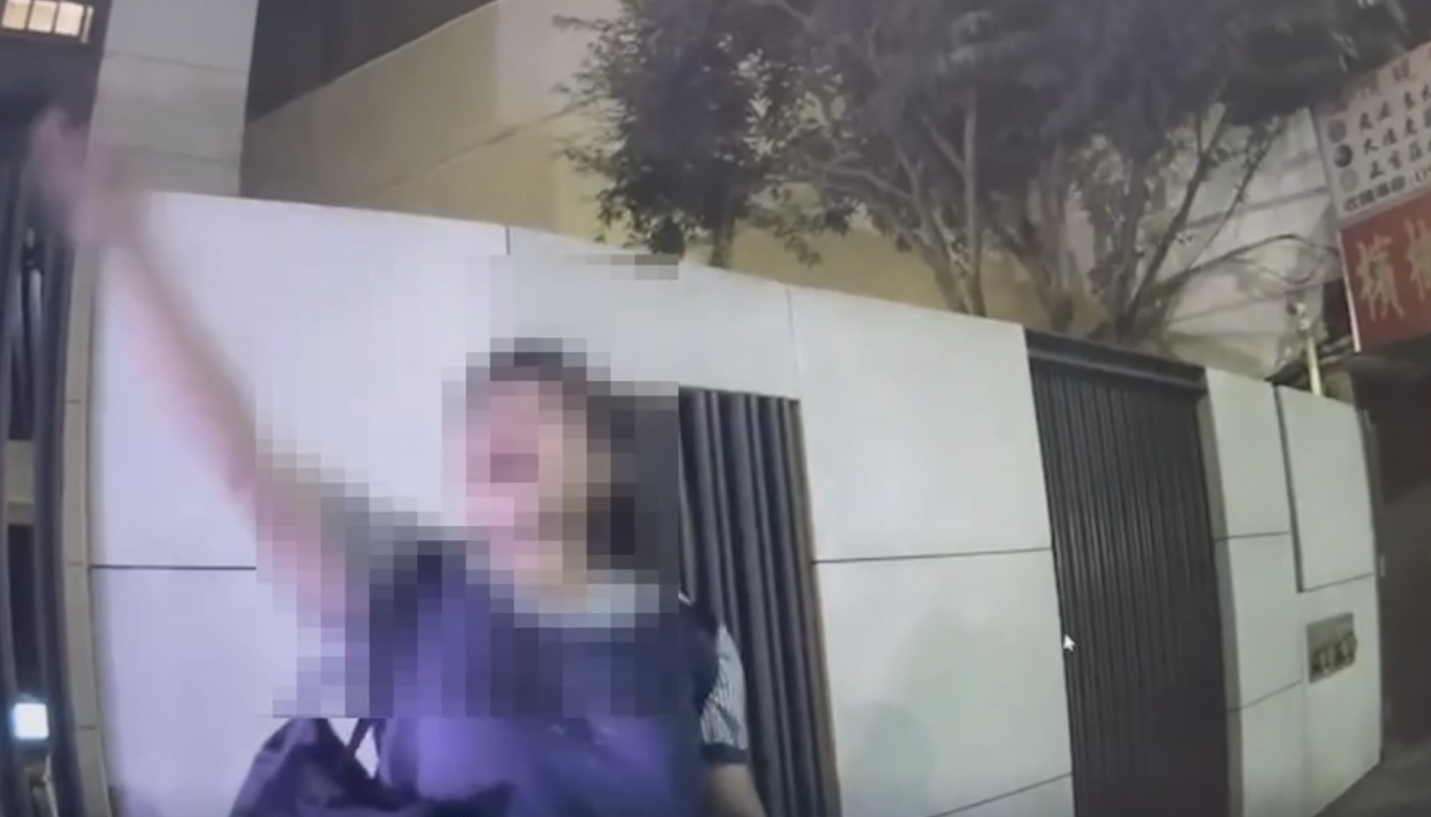 警方獲報後，發現張女經常在附近尖叫，疑似精神狀況不穩定。（翻攝畫面）