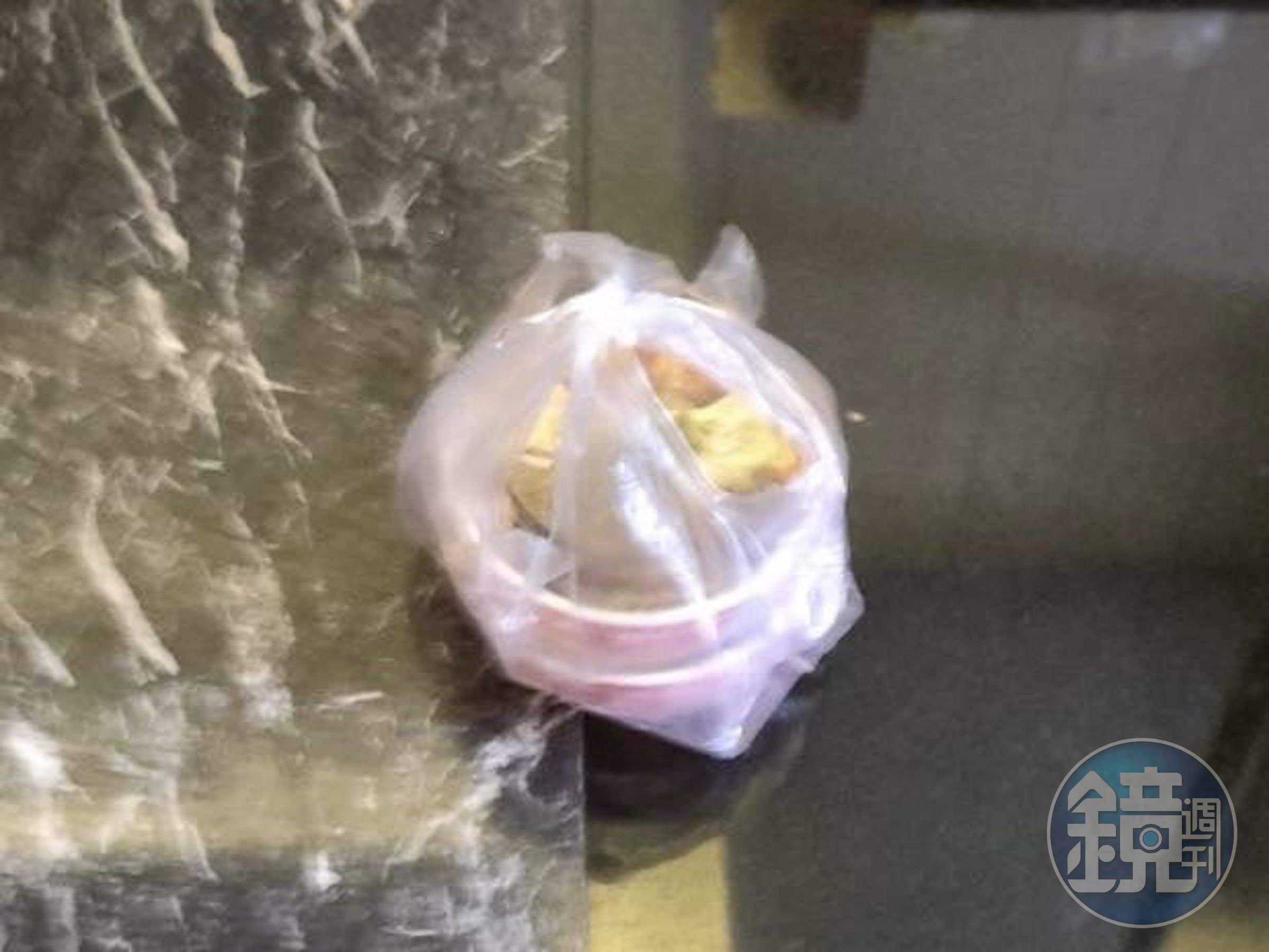 鄭女事後坦承偷走兩份烤肉飯。（翻攝畫面）