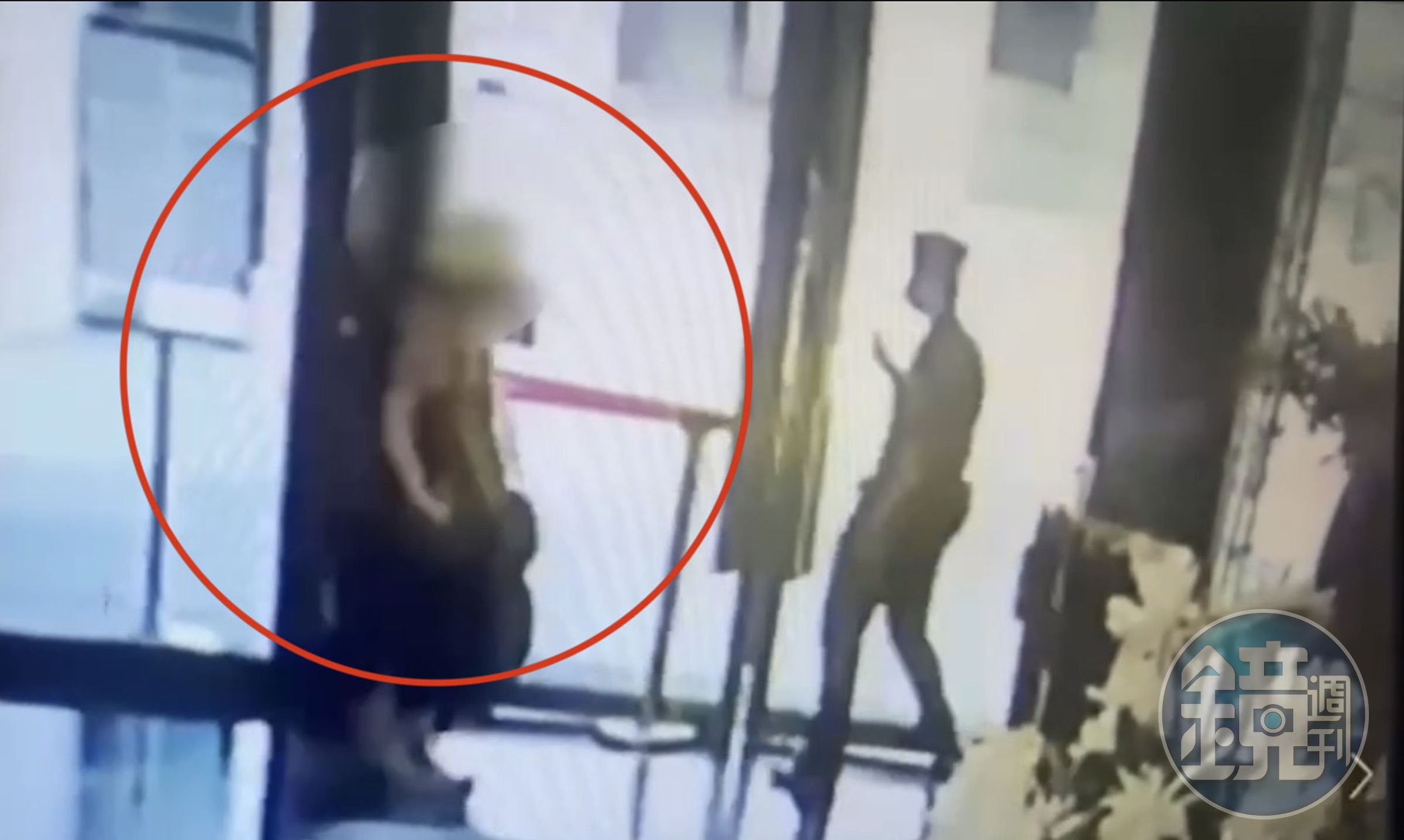 社區管理員發現鄭女可疑行徑，立刻上前將鄭女攔下詢問。（翻攝畫面）