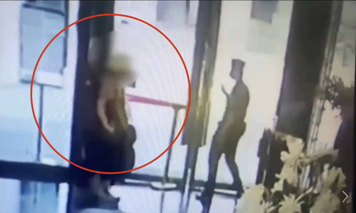 社區管理員發現鄭女可疑行徑，立刻上前將鄭女攔下詢問。（翻攝畫面）