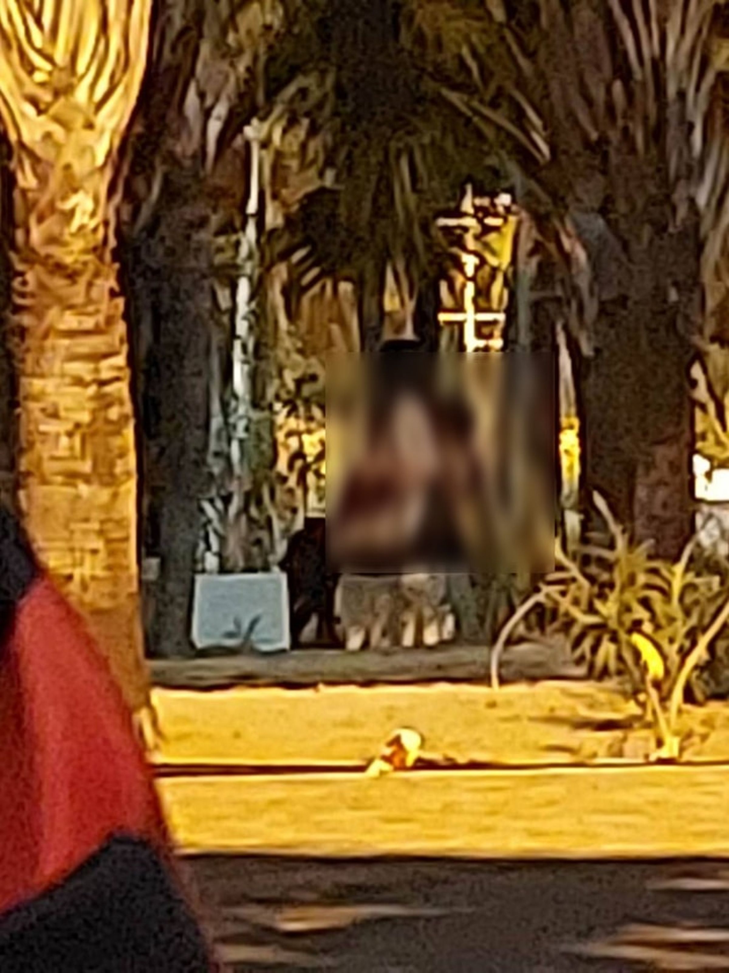 這群男女直接在海灘邊岩石區「後浪推前浪」。(翻自siamrath.co.th)