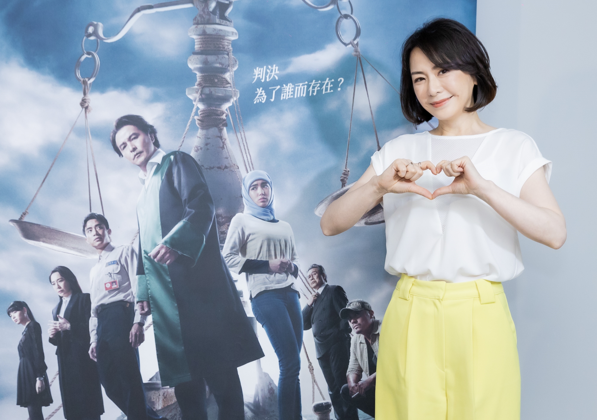 潘儀君挑戰演出法務部長，為死刑法案周旋多男間。（鏡文學提供）