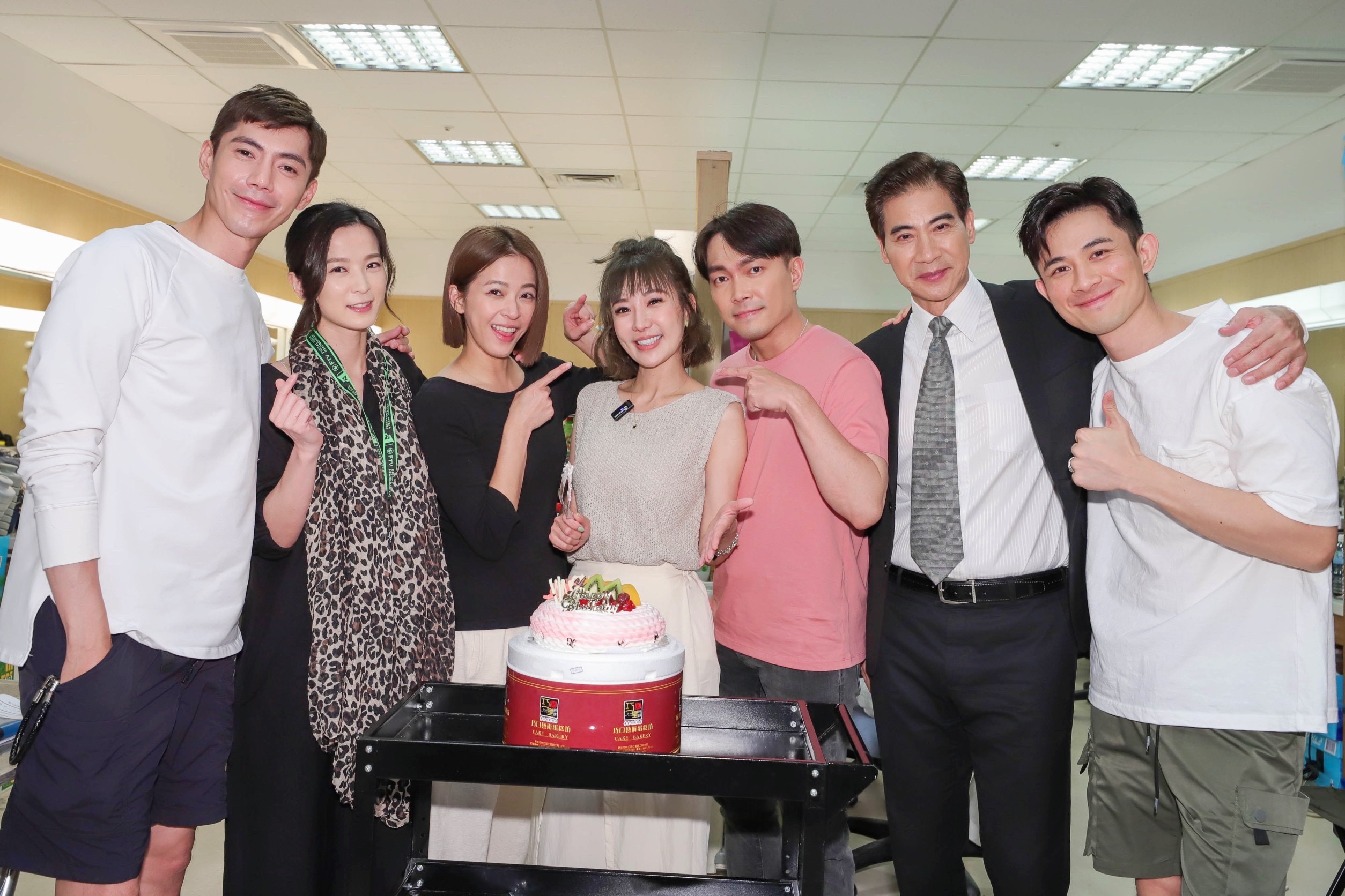 羅巧倫昨天（7日）生日，劇組《市井豪門》演員左起王凱、楚宣、蘇晏霈、許仁杰、翁家明、曾子益一起為她慶生。（民視提供）