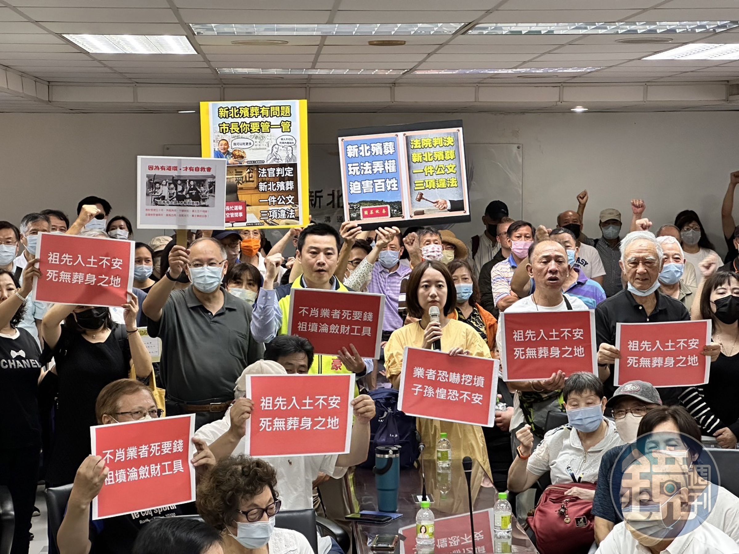 新北市議員戴瑋姍、張錦豪與400位墓主自救會成員召開記者會,痛批墓園經營業者向民眾索取高額費用,行徑猶如黑道。(戴瑋姍服務處提供)