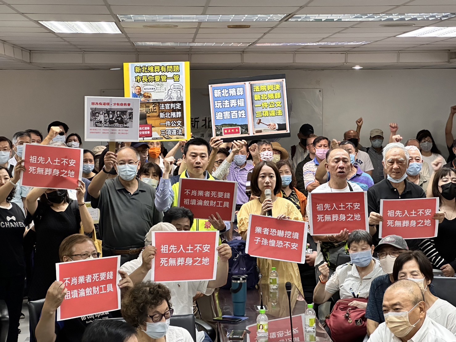 新北市議員戴瑋姍、張錦豪與400位墓主自救會成員召開記者會，痛批墓園經營業者向民眾索取高額費用，行徑猶如黑道。（戴瑋姍服務處提供）