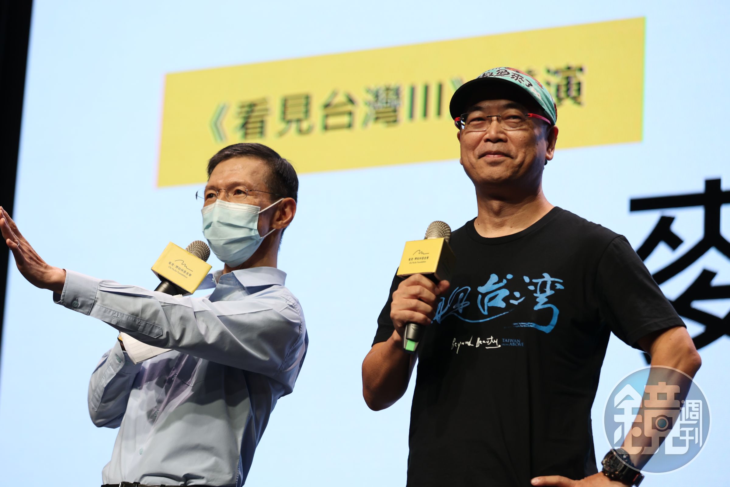《看見台灣III》由麥覺明接手執導，他震驚於海底拍攝時，發現海底滿滿地推積著廢棄寶特瓶，令他痛心不已。左為主持人王文華。（看見・齊柏林基金會提供）