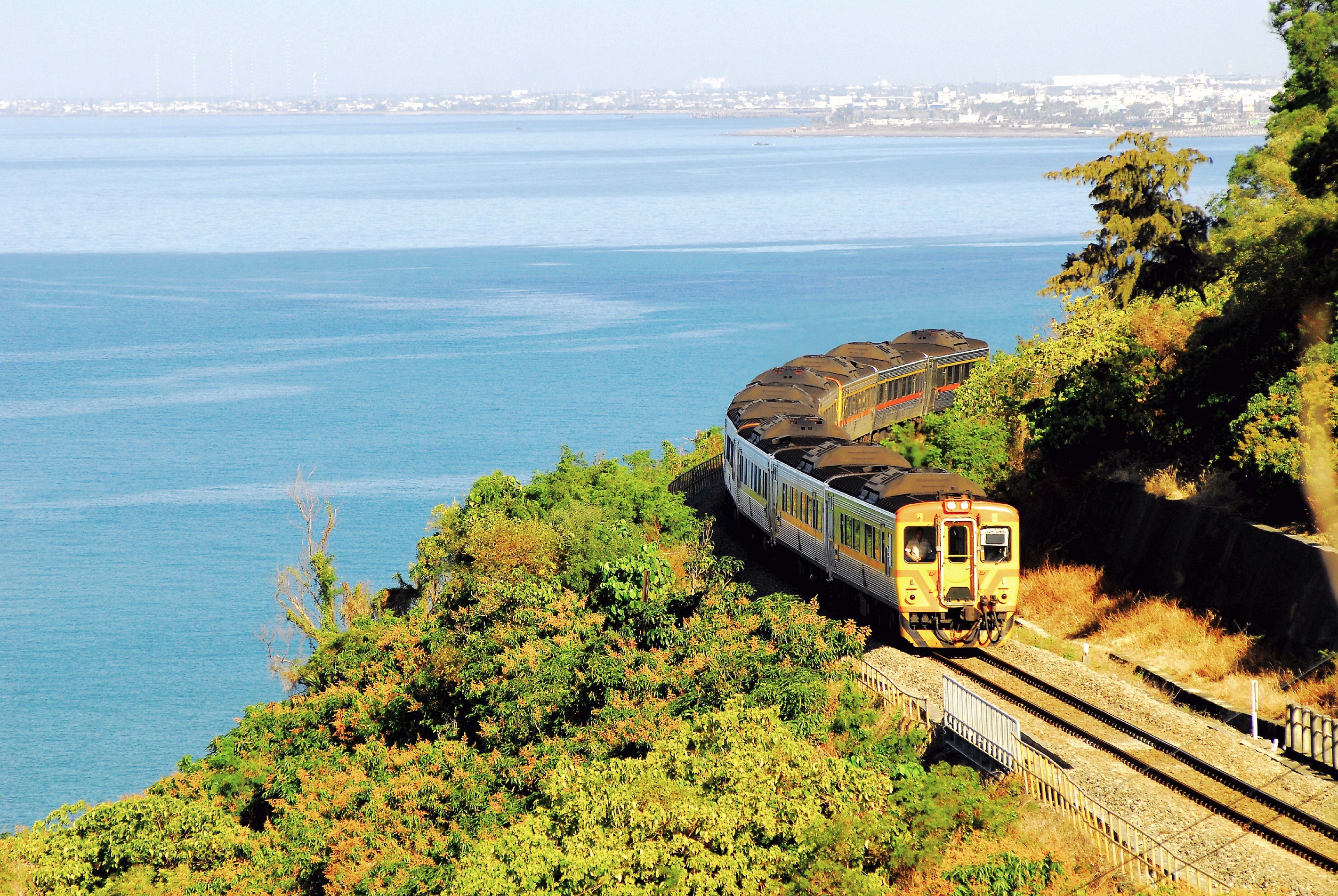 穿梭群山與海洋之間的南迴鐵路，全長近100公里，《南方，寂寞鐵道》拍片過程先後動員10組攝製人員。（上善醫文化工作室提供）