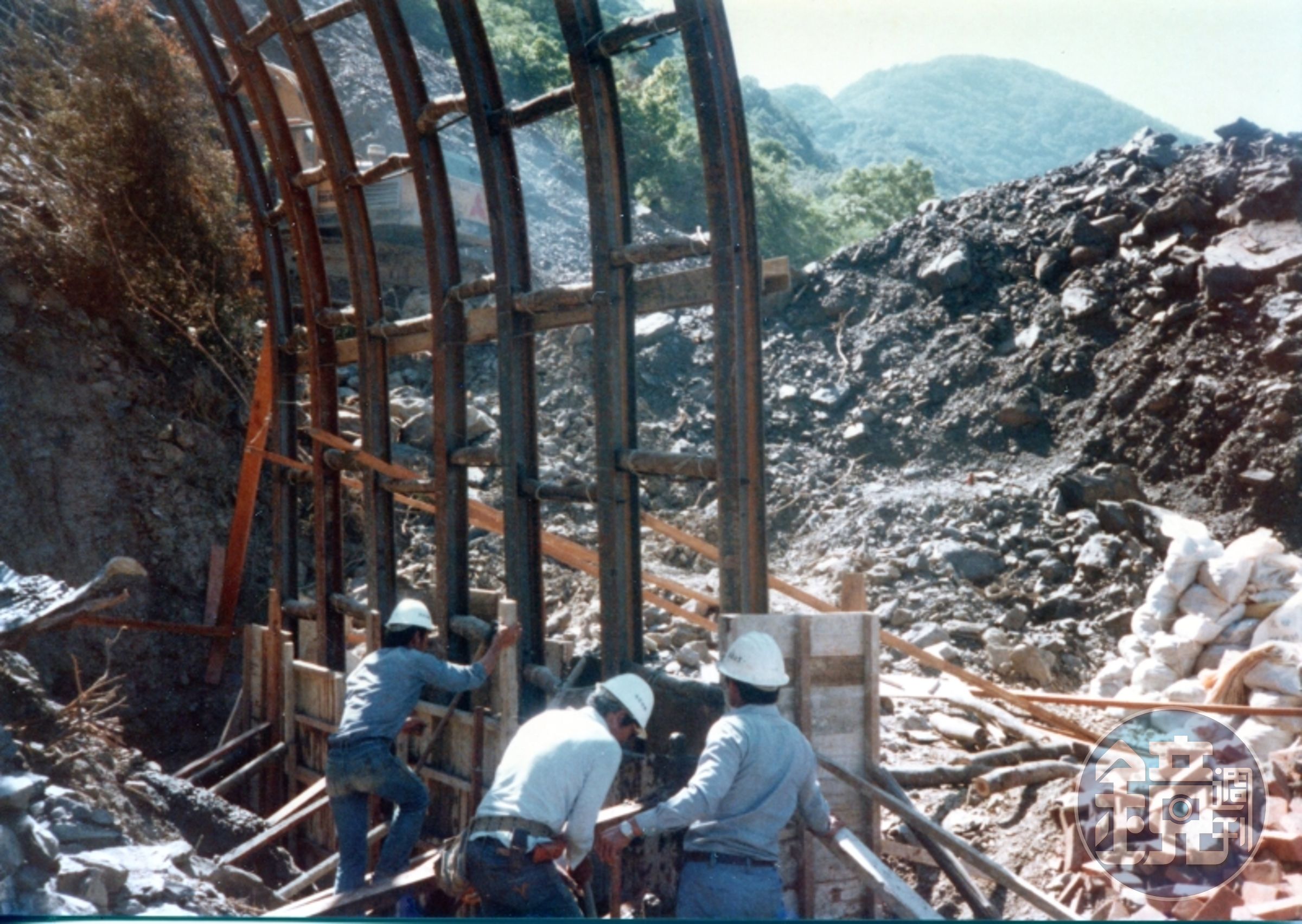 南迴鐵路沿線地形險峻,工程難度高,圖為當年建造中央隧道情景。(上善醫文化工作室提供)