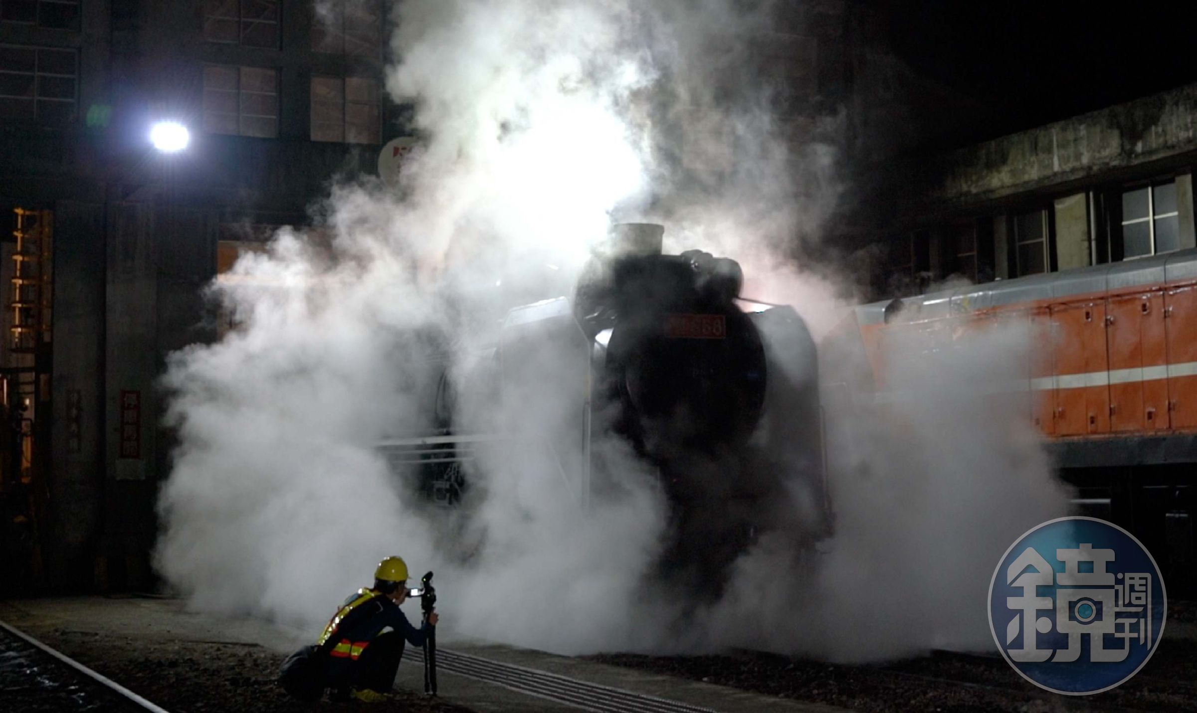 為了蒸氣火車在早晨開動，凌晨三點就要進行檢查、鏟煤、燒蒸氣等準備。（上善醫文化工作室提供）