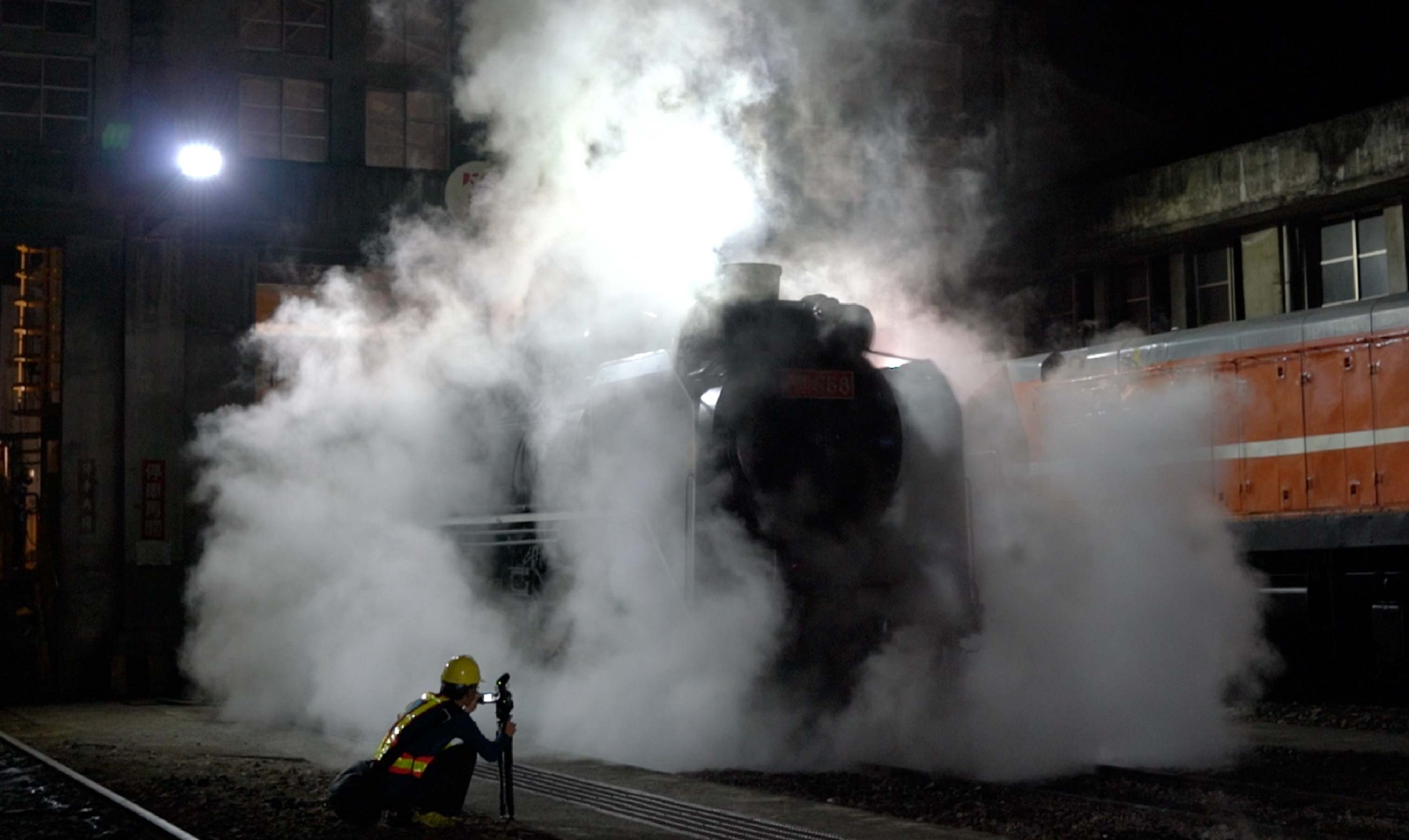 為了蒸氣火車在早晨開動，凌晨三點就要進行檢查、鏟煤、燒蒸氣等準備。（上善醫文化工作室提供）