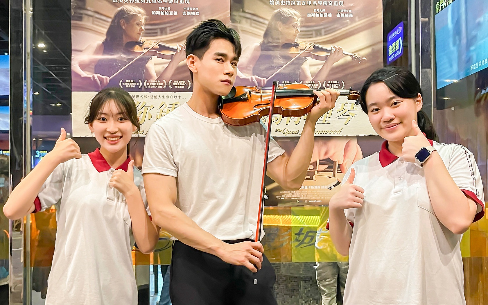 李齊帶學生欣賞電影《為你鍾琴》特映，還當場即興演奏一曲。（海鵬提供）