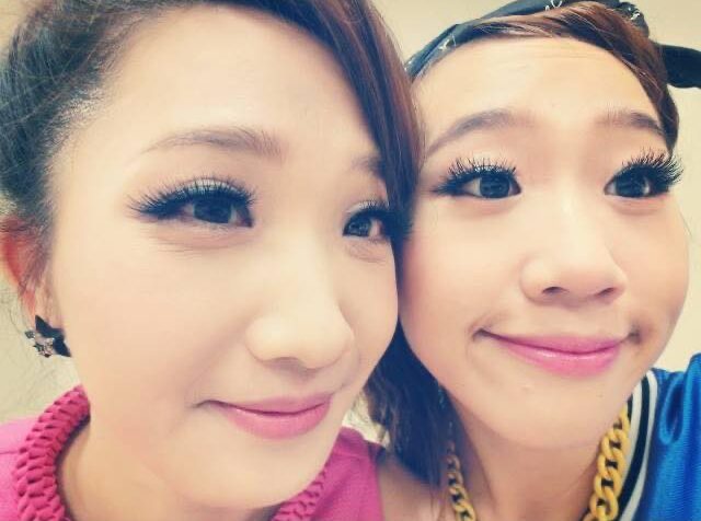 Lulu（右）曬出與朱俐靜（左）9年前的合照。（翻攝自Lulu臉書）