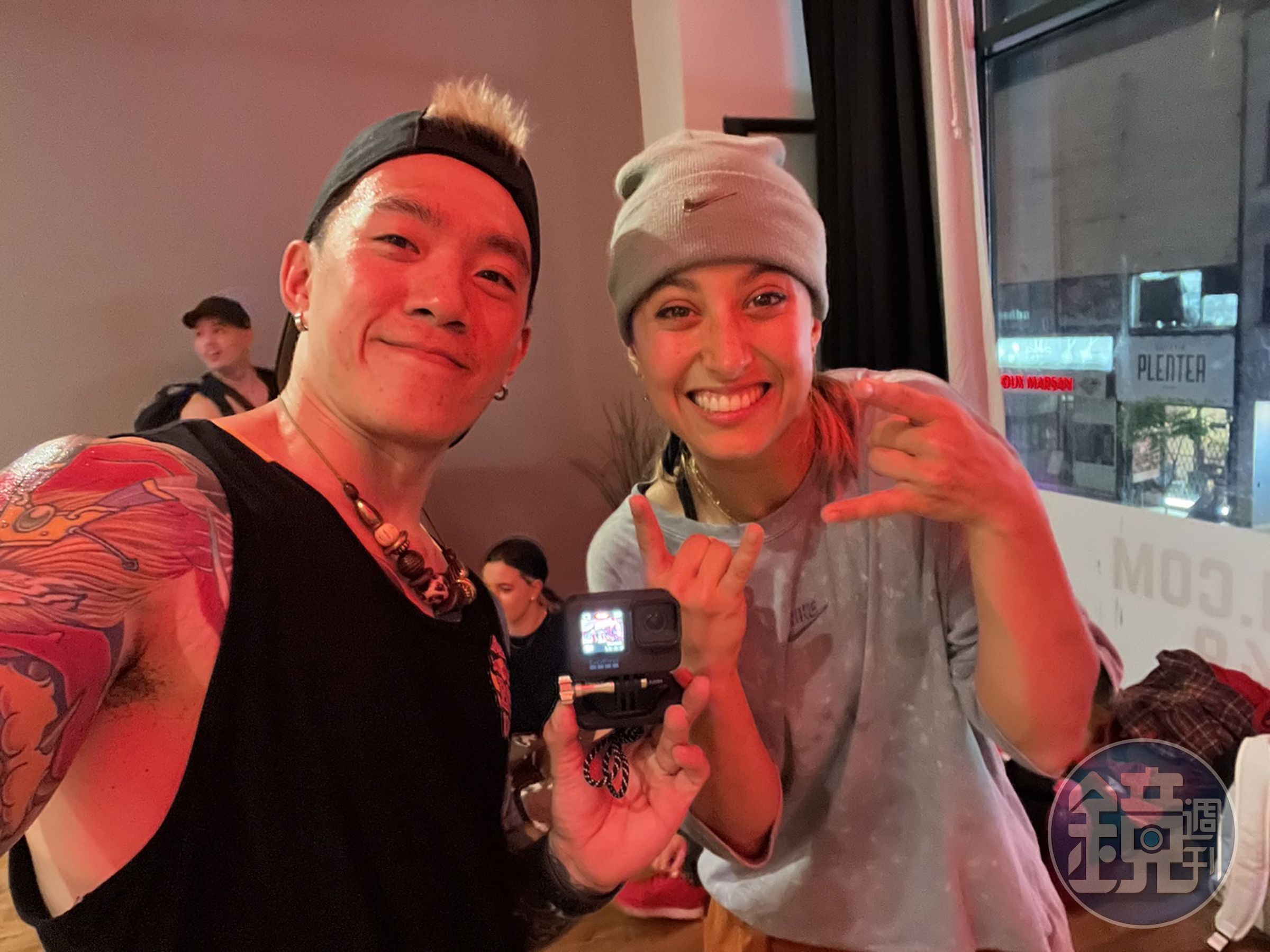台灣霹靂舞國手蕭勝文出國比賽巧遇德國 B-Girl 冠軍吉露,她也是該片女主角之一。(甲上提供)