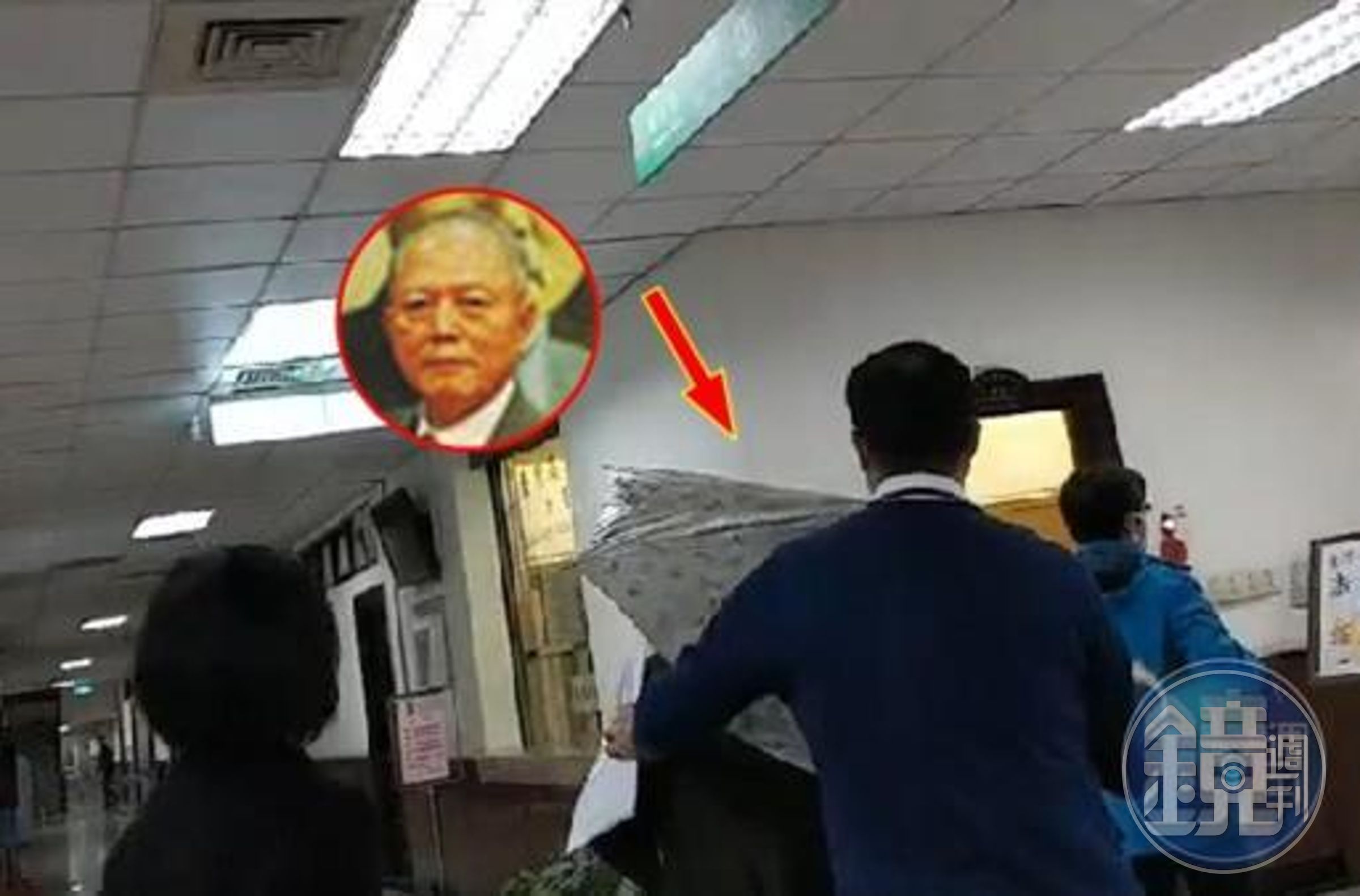 前最高行政法院院長捲入石木欽案遭追回獎章，他提行政訴訟勝訴。圖為林奇福2021年1月28日至司法院人審會說明時以傘遮臉。（小圖翻攝司法週刊）