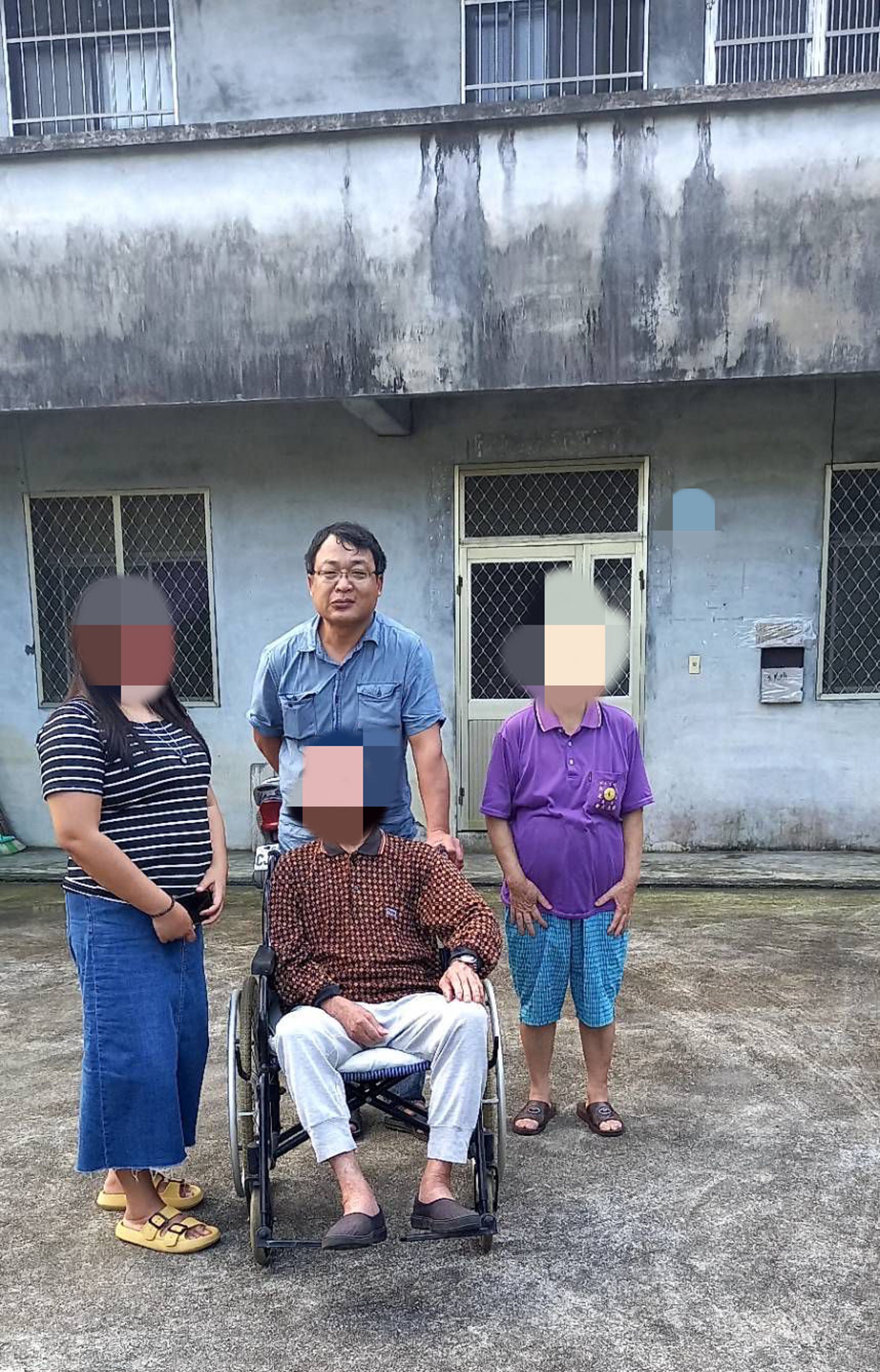 陳姓男子(中)為奪取岳父母房產,竟持剪刀企圖殺害大姐夫。(讀者提供)