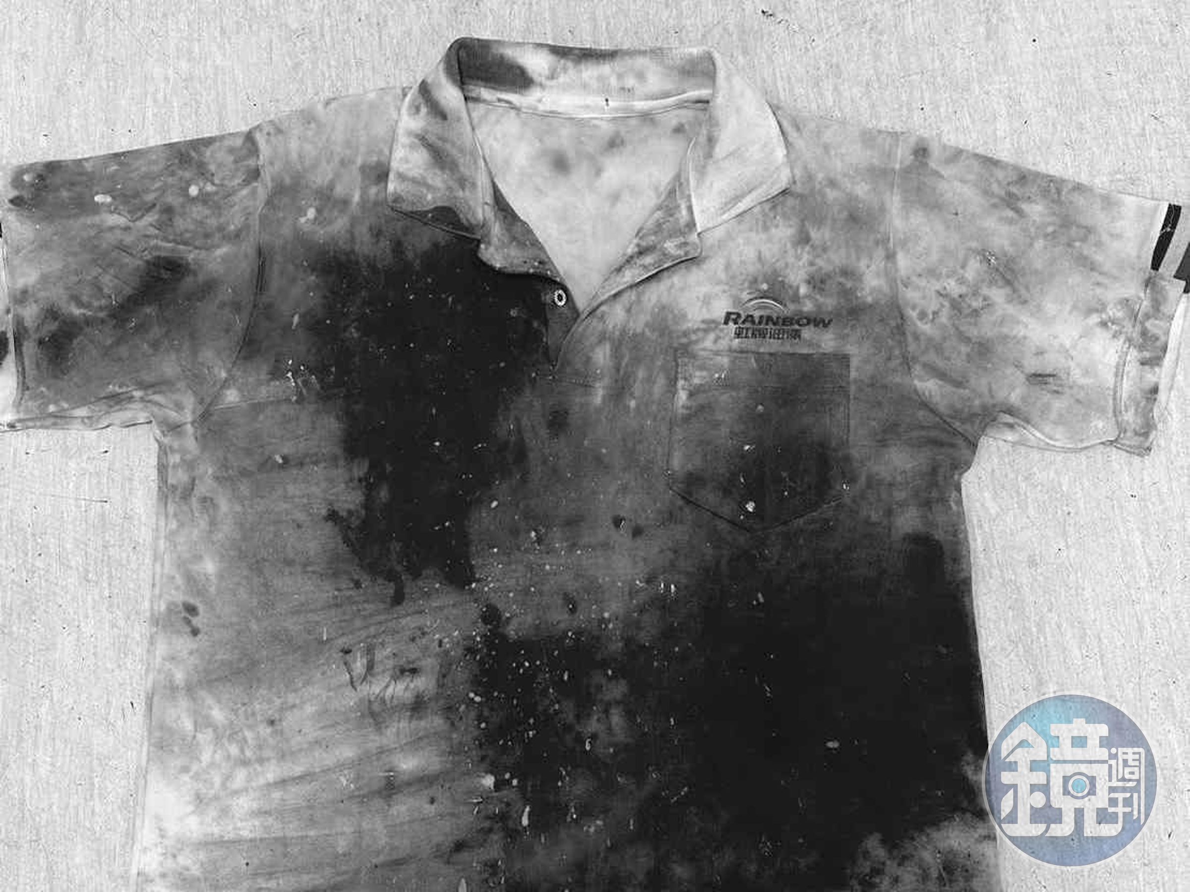 受害華男當天穿著的白色上衣被血染。（讀者提供）
