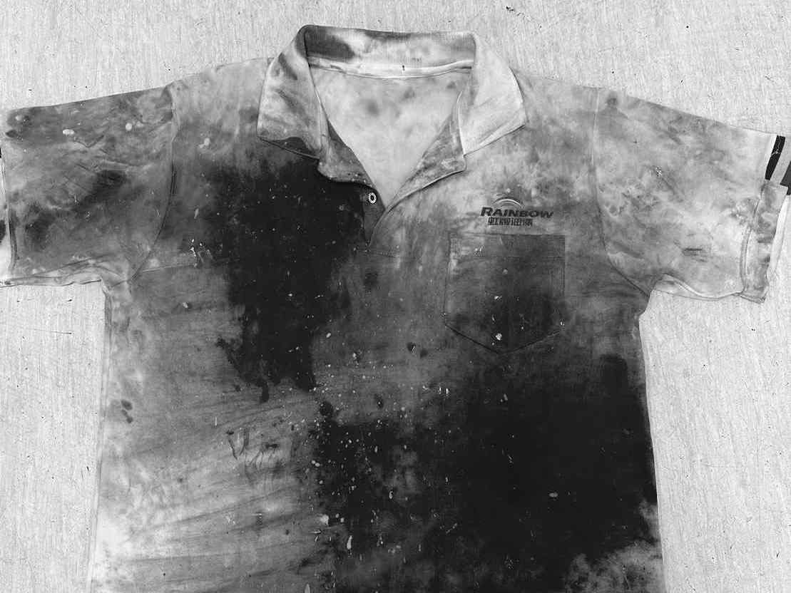 受害華男當天穿著的白色上衣被血染。（讀者提供）