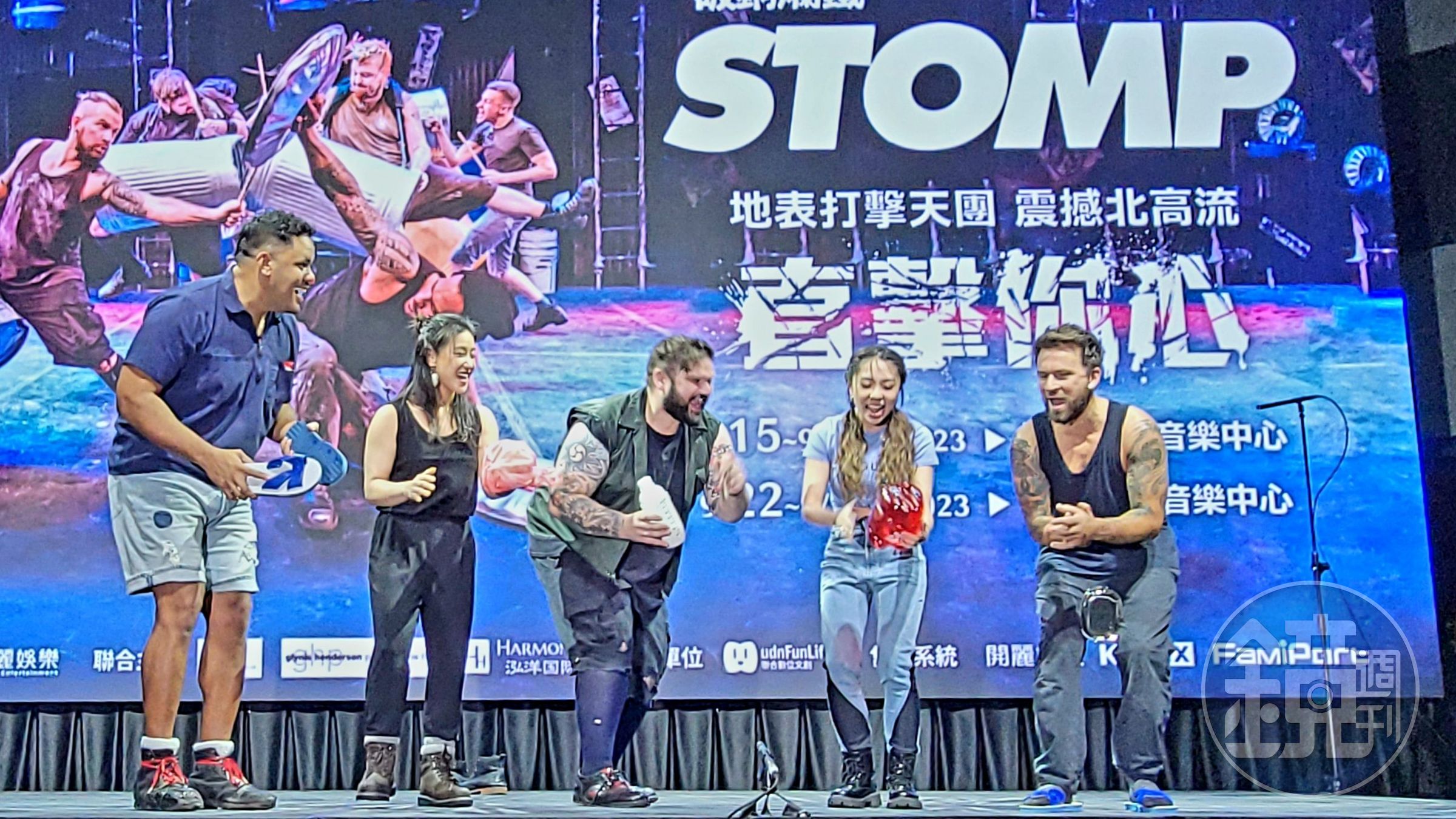 艾薇（右二）與STOMP團員拿著小豬撲滿、便當盒、藍白拖、飲料搖杯與紅白塑膠袋即興演出。