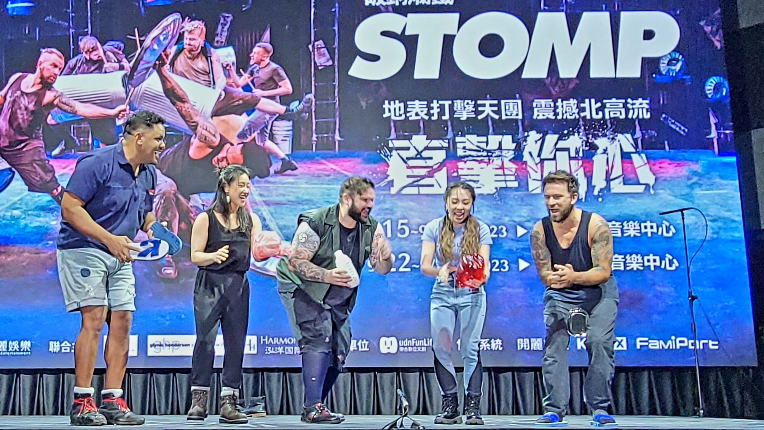 艾薇（右二）與STOMP團員拿著小豬撲滿、便當盒、藍白拖、飲料搖杯與紅白塑膠袋即興演出。