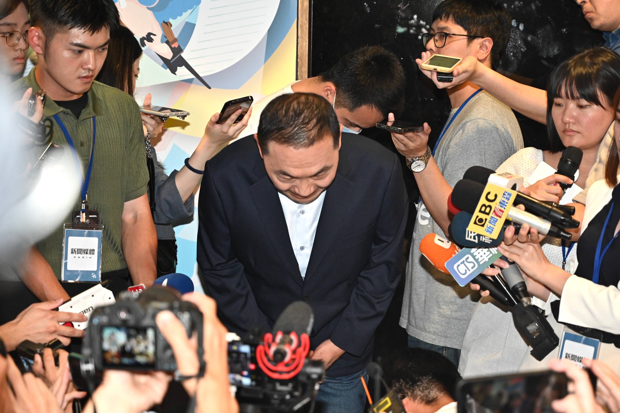 新北市長侯友宜對於板橋幼兒園孩童遭餵藥事件鞠躬道歉。