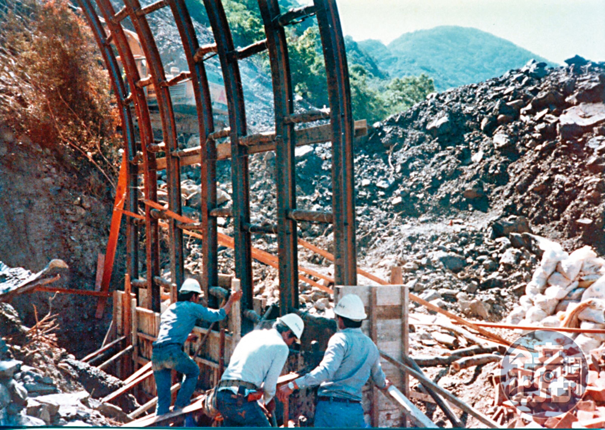 南迴鐵路沿線地形險峻,工程難度高,圖為當年建造中央隧道情景。(上善醫文化工作室提供)