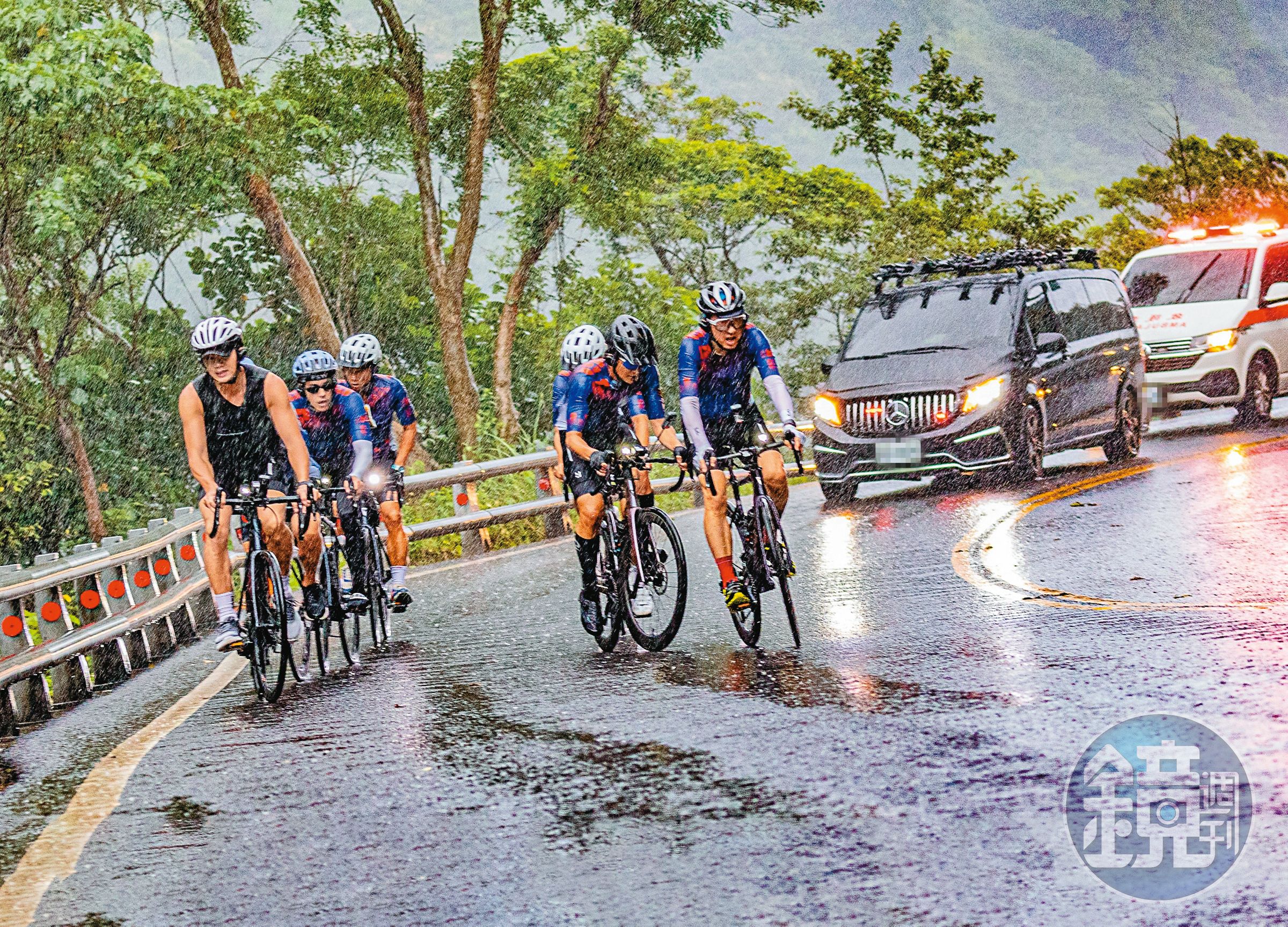 哈林小隊在雨中奮力踩著單車踏板,克服花東沿岸的艱困天候,後頭有補給車及醫護人員隨時待命。(好看娛樂提供)