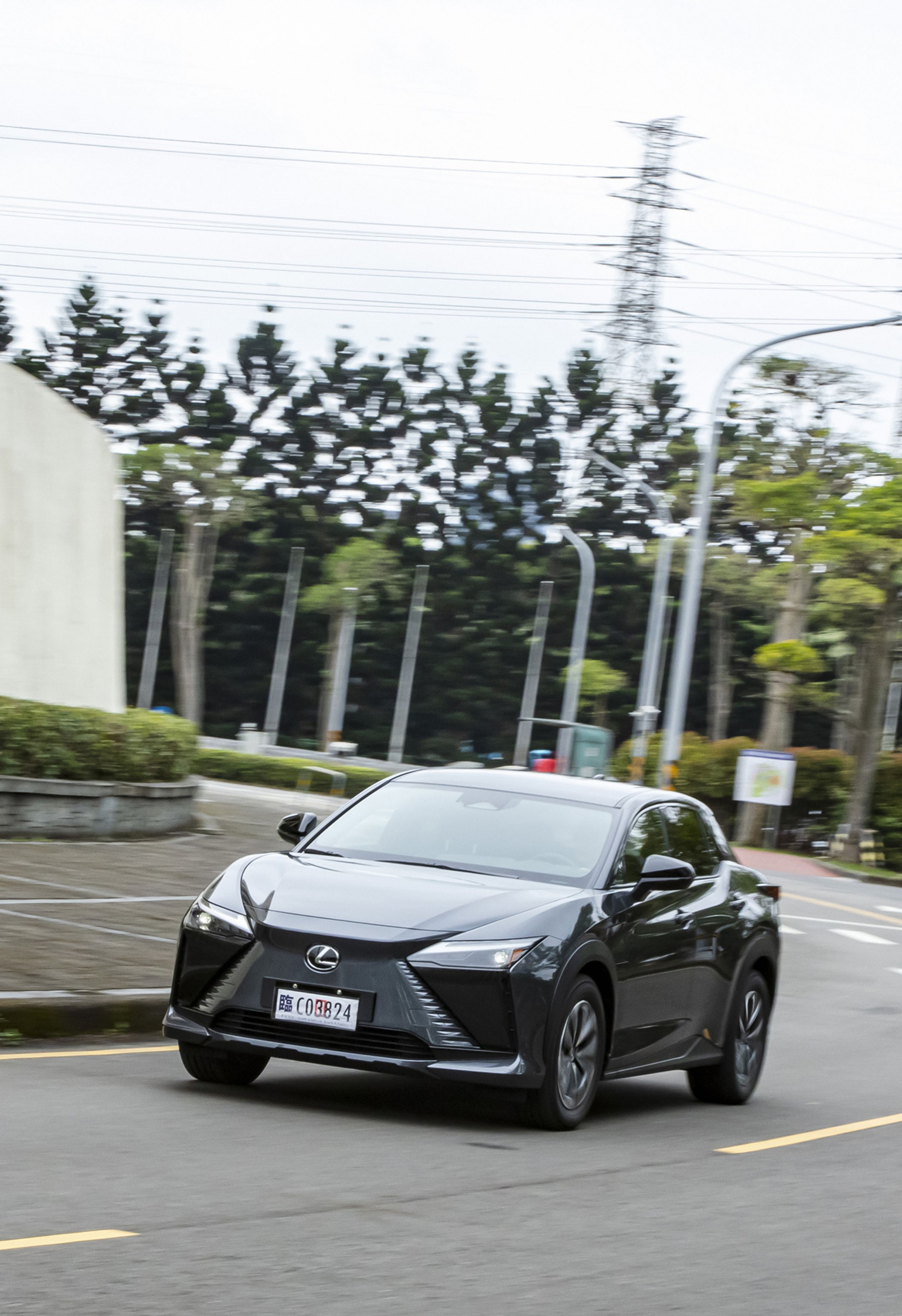 作為LEXUS採用e-TNGA純電車專用平台的首作，RZ450e便代表了品牌在純電車領域的完整實力，更精采演繹了專屬於「L」流的駕馭樂趣。