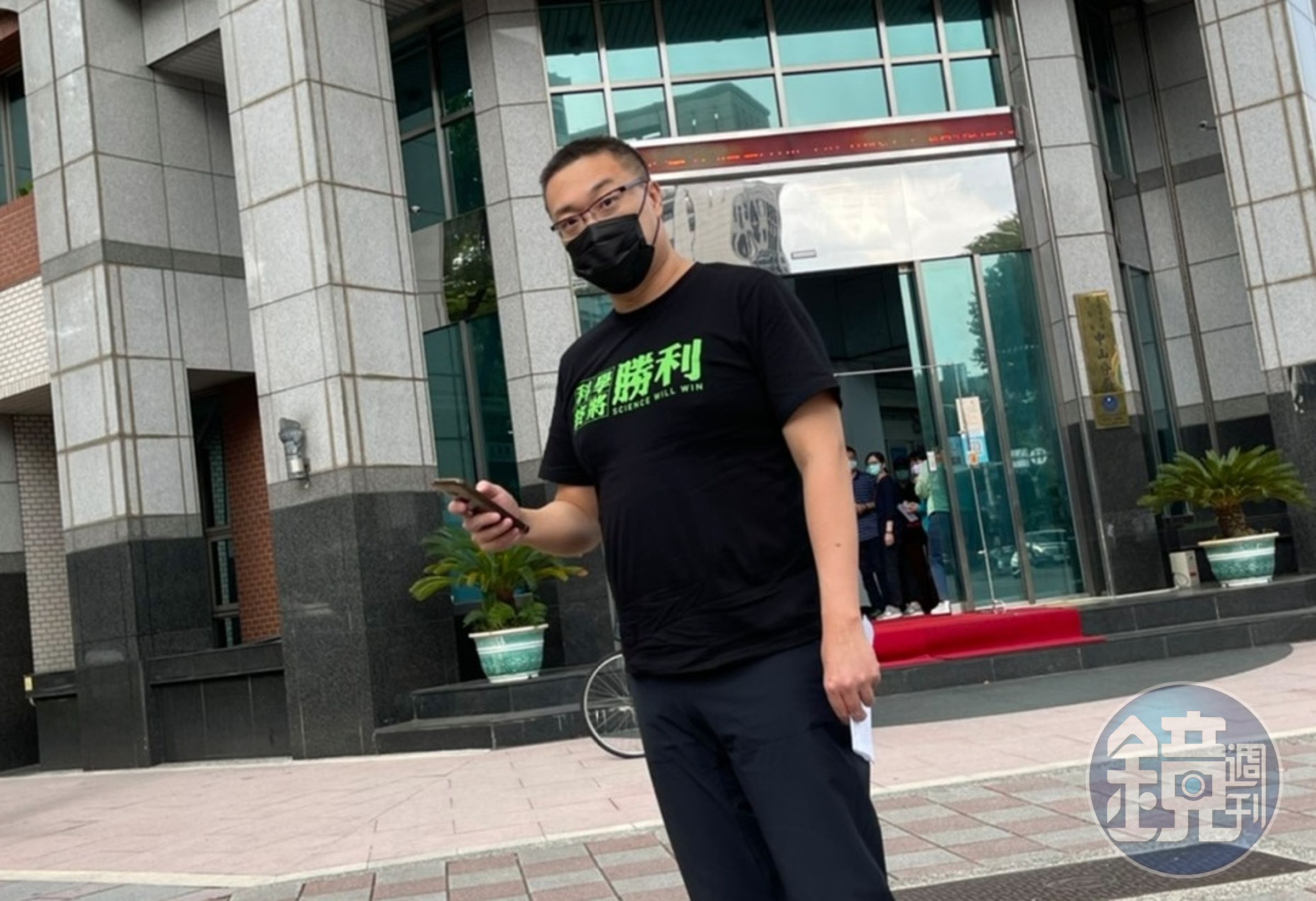 鍾沛君爆料遭名嘴朱學恒(圖)強摟、強吻過,資深媒體人周玉蔻今po文表示,「朱學恆(恒)犯罪情節比柳林偉(瑋)嚴重」。(翻攝自朱學恒臉書)