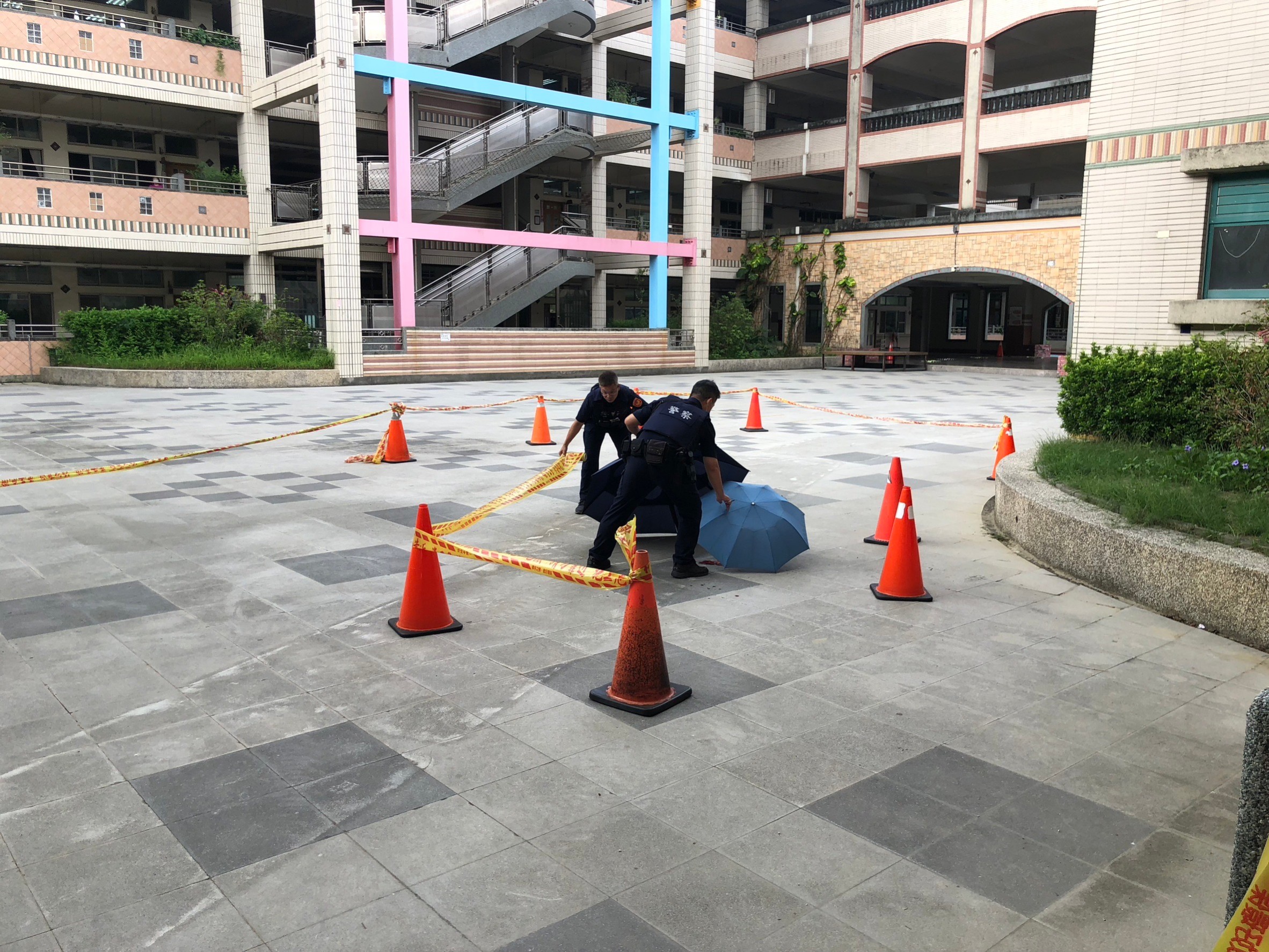 台南市某國小驚傳男老師墜樓身亡，兩班學生目睹校方啟動輔導。（翻攝畫面）