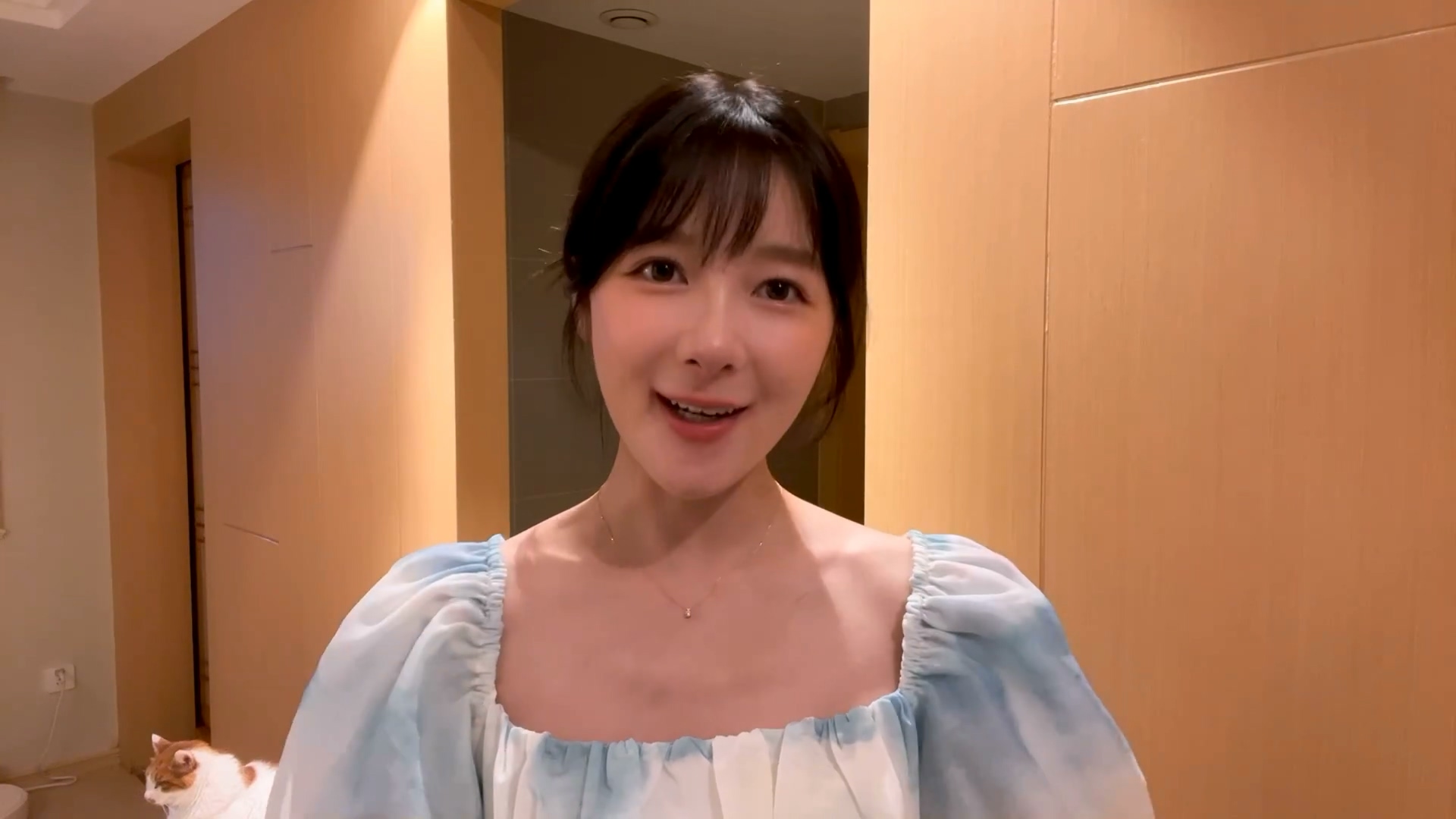 徐嬌為考生打氣的影片又遭酸民挑刺，認為她的五官不自然，尤其鼻子像動過手腳。（翻攝自徐嬌微博）