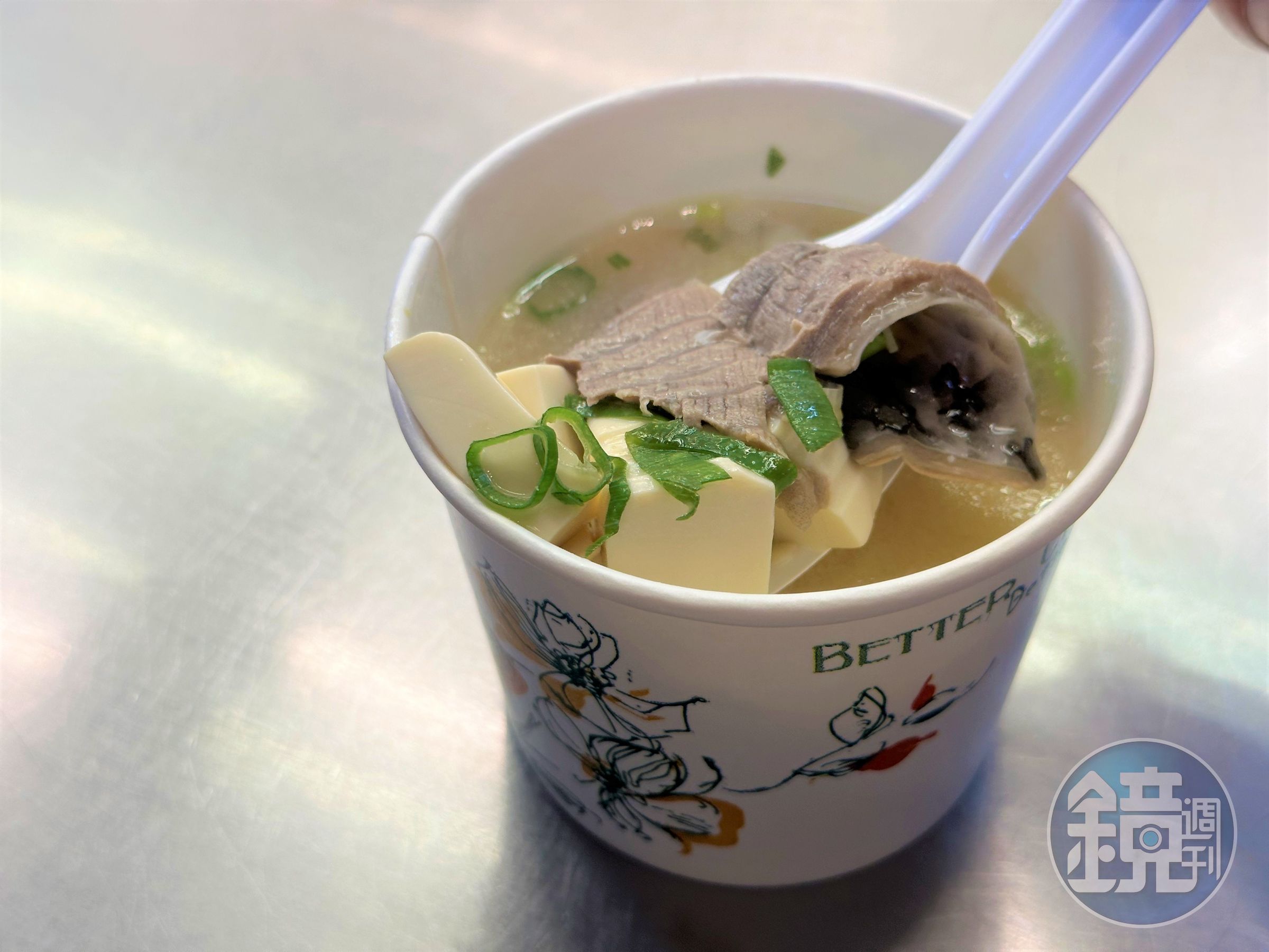 「味噌湯」料多實在,吃得到整片的的帶肉魚皮和嫩豆腐。(20元/碗,限點餐加購)