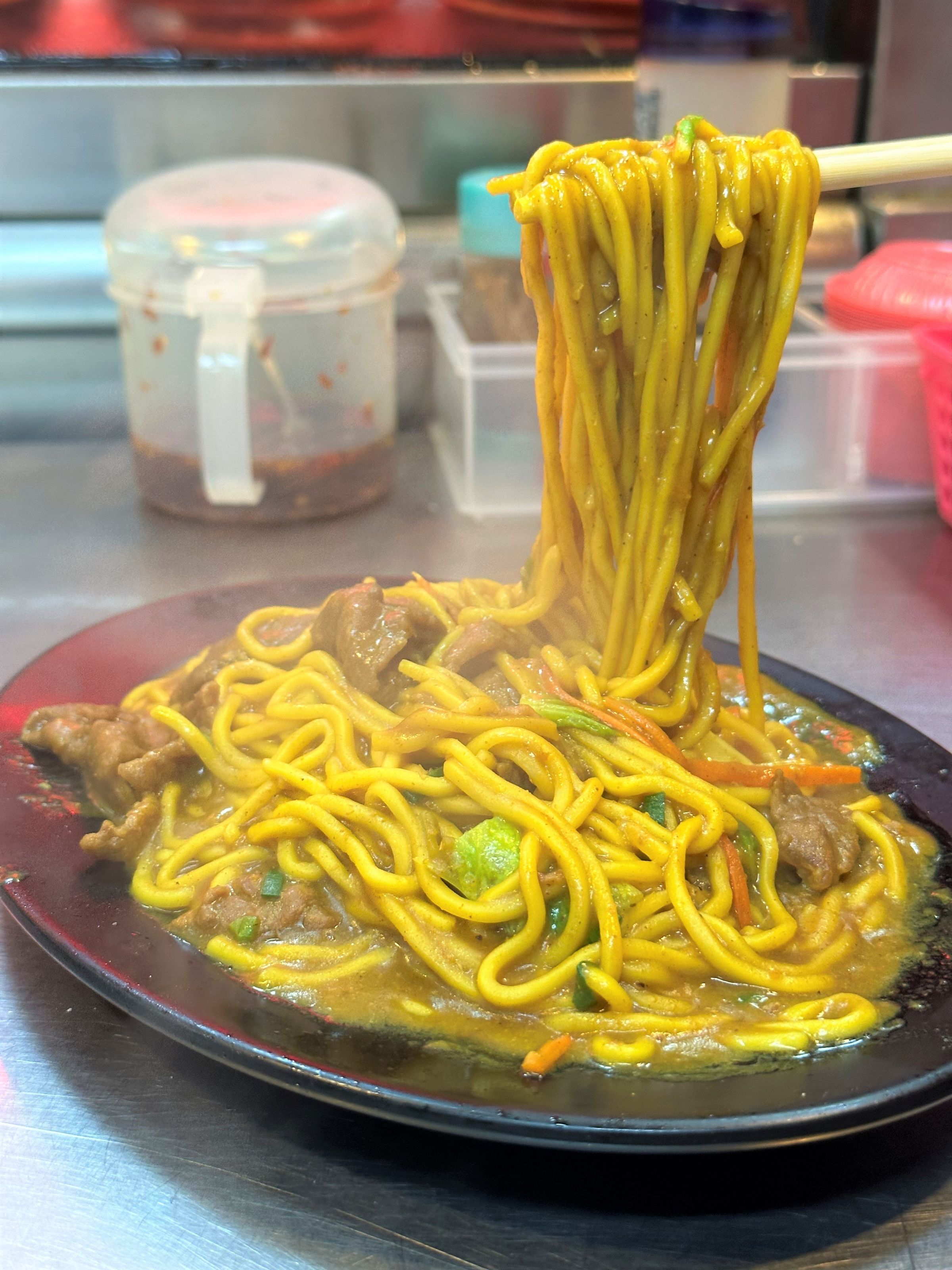 「牛肉炒麵」吃得到爆炒的鑊氣,油麵因為咖哩粉變得更加黃澄澄,還吸附濃郁沙茶香。(85元/份)