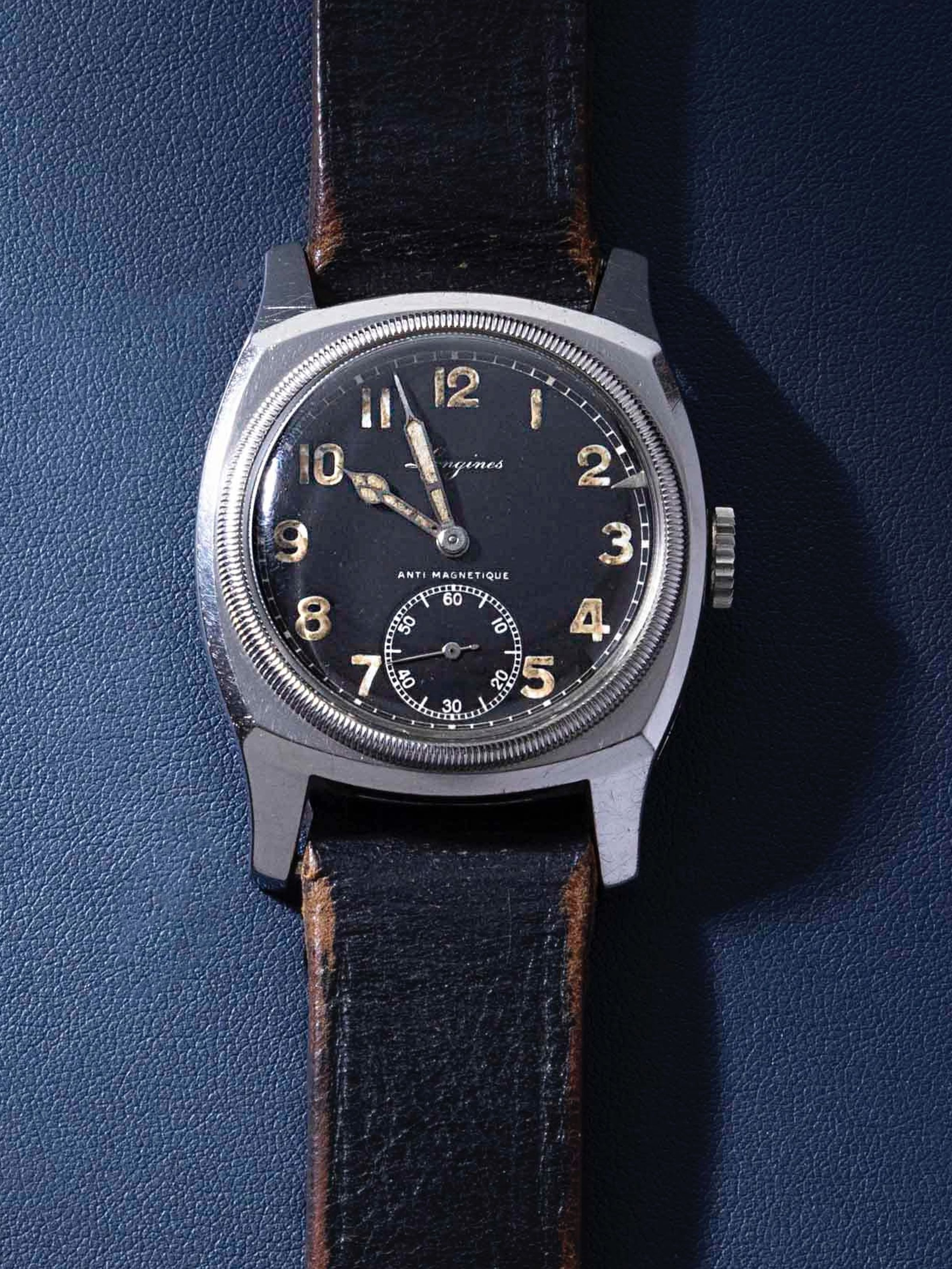 浪琴於1935年製作的Pilot Majetek飛行腕錶，為提供給捷克空軍飛行員使用的軍規品。
