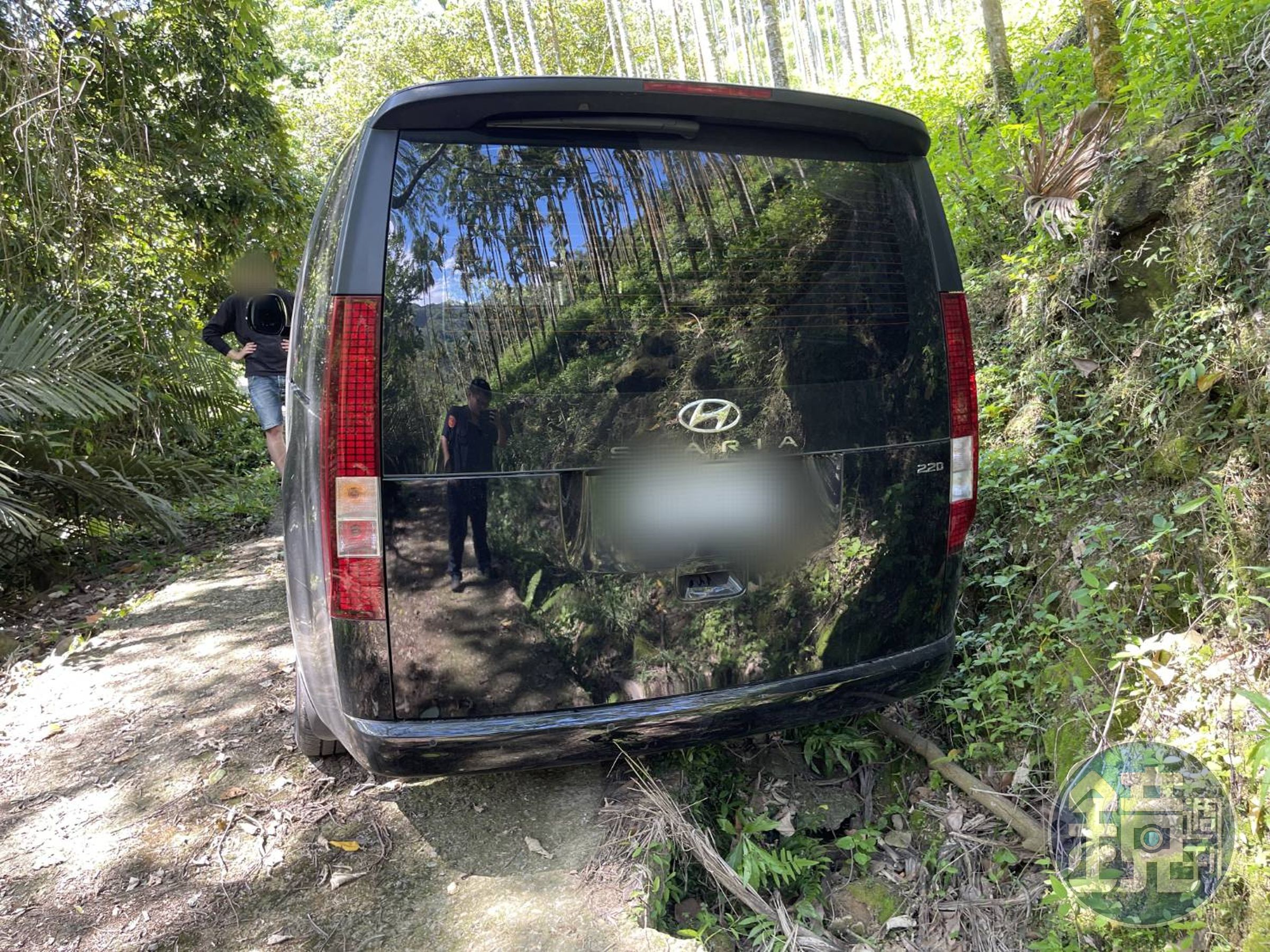 新加坡劉姓遊客帶妻小來台自駕觀光,在南投縣國姓鄉山區迷路且車輪陷進路邊泥土。(埔里分局提供)