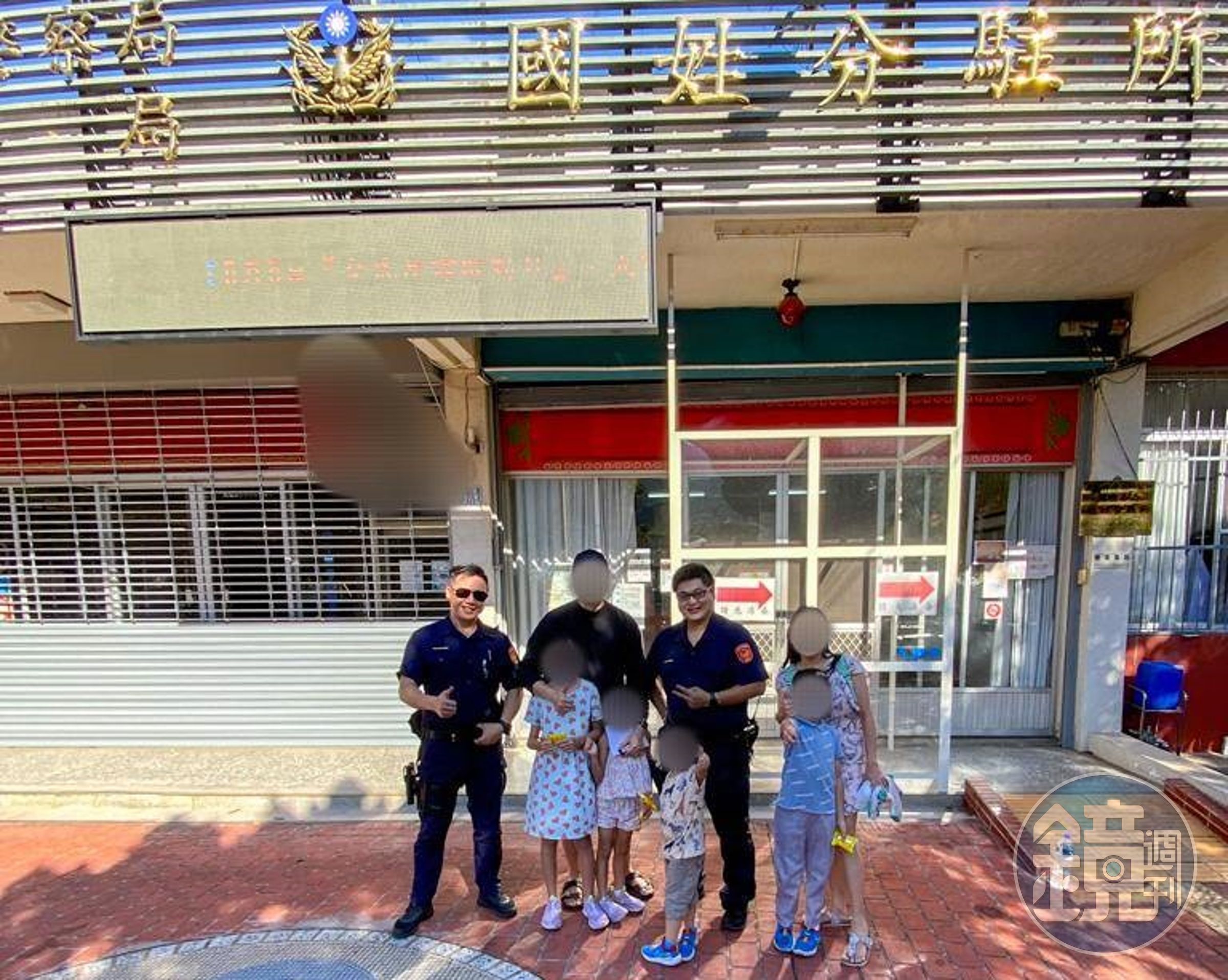 新加坡劉姓遊客一家6口獲救後對2名員警表達感謝。(埔里分局提供)