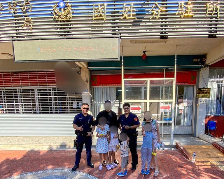 新加坡劉姓遊客一家６口獲救後對2名員警表達感謝。（埔里分局提供）