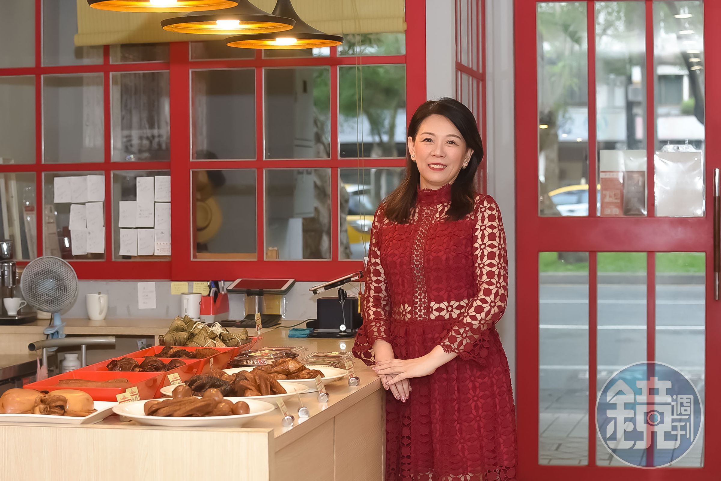 台北老字號滷味名店金賓食品宣布6月底熄燈,第二代陳慈怡將專心經營私廚,並說若有粉絲想學老滷等技術,也樂觀其成。(固力狗提供)