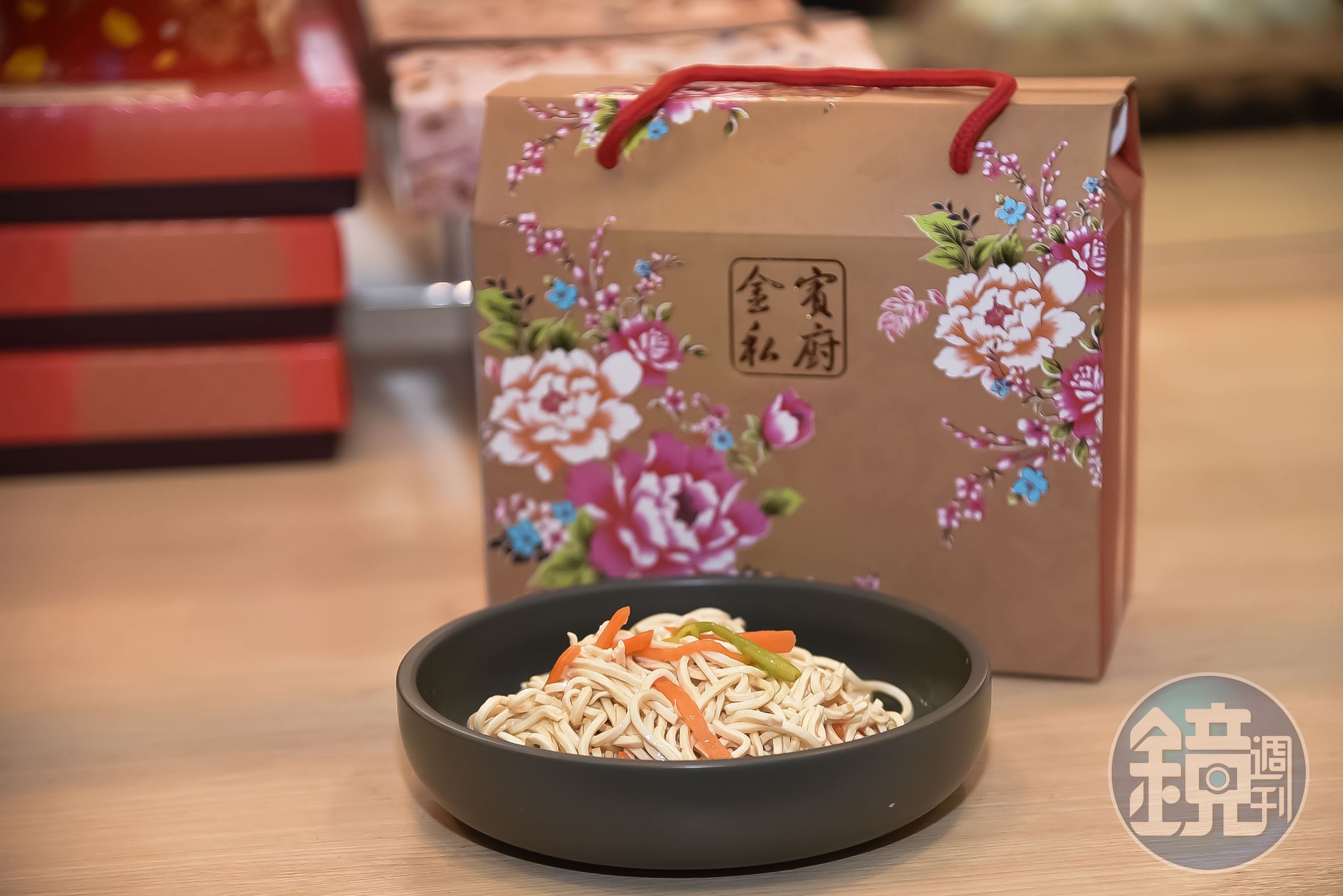 即日起至店內消費滿888元便送招牌干絲一盒(100元)。(固力狗提供)